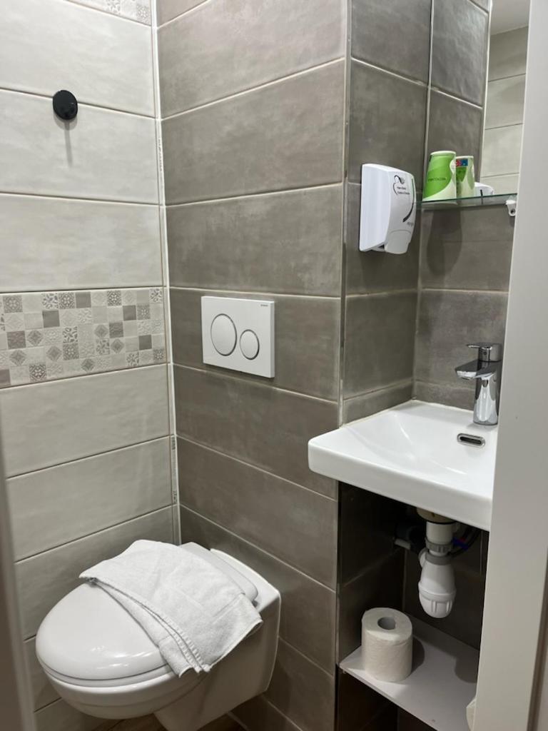 Evreux Vacations - Brit Hotel La Bonne Etape - Property Image 2