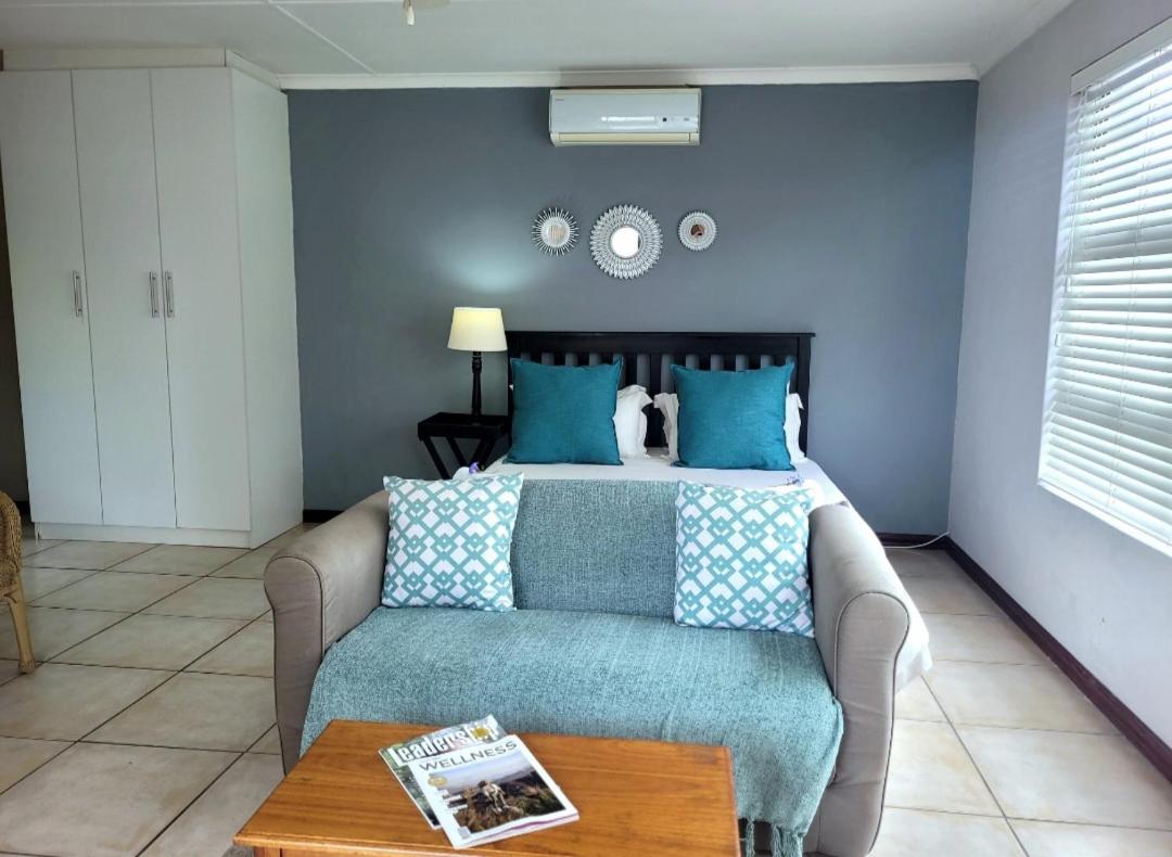 Suite 11- Deja' Blu Bed and Breakfast- East London view 4