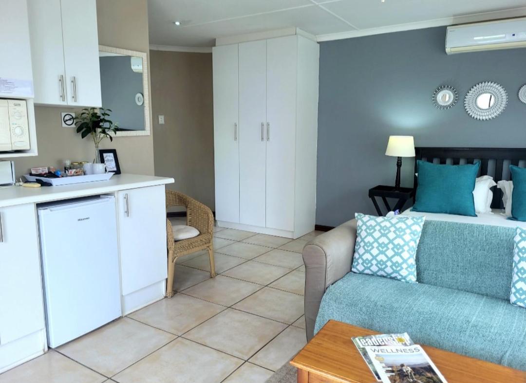 Suite 11- Deja' Blu Bed and Breakfast- East London view 3