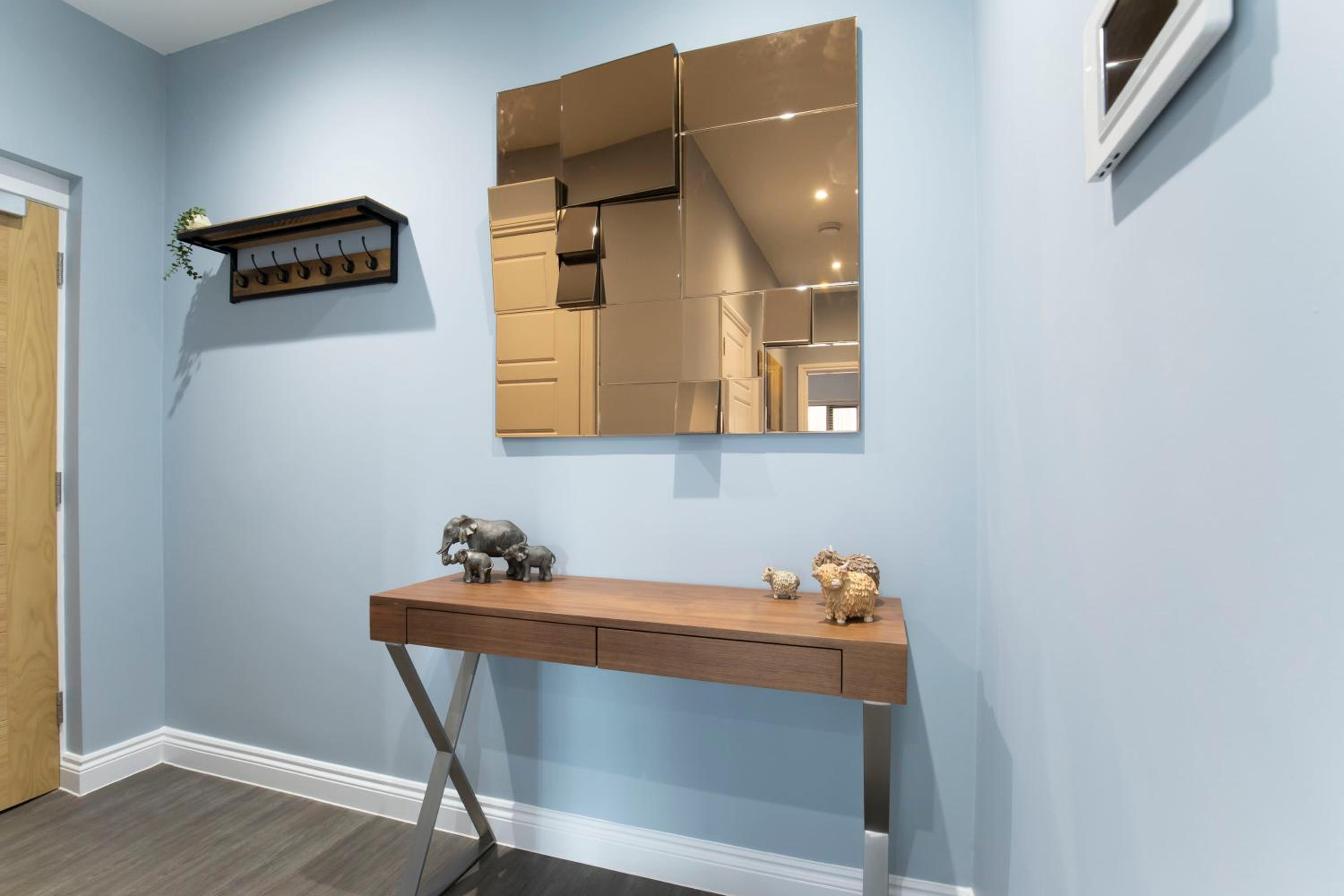 Elliot Oliver - Luxurious Two Bedroom Apartment in The Docks