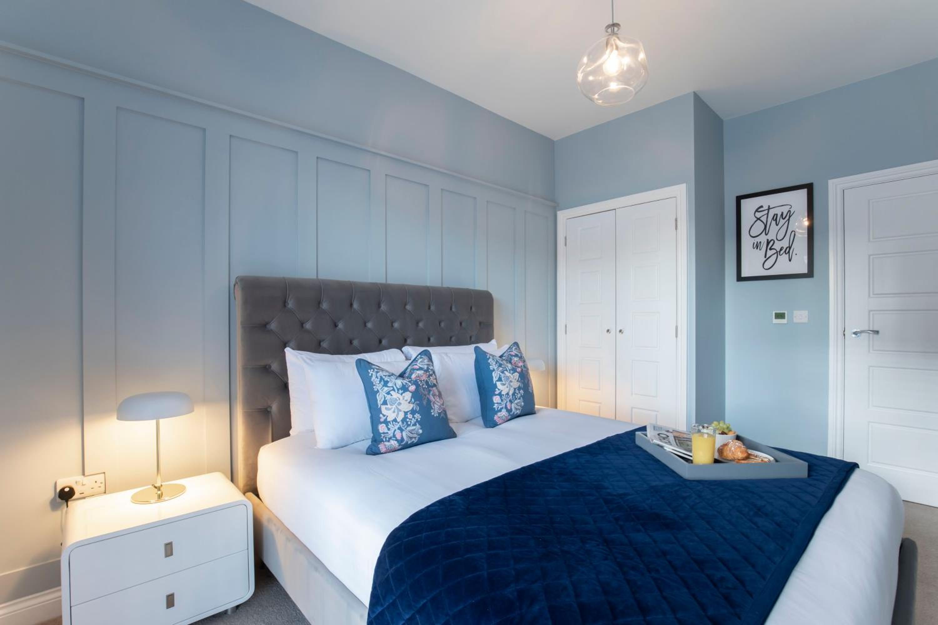 Elliot Oliver - Luxurious Two Bedroom Apartment in The Docks