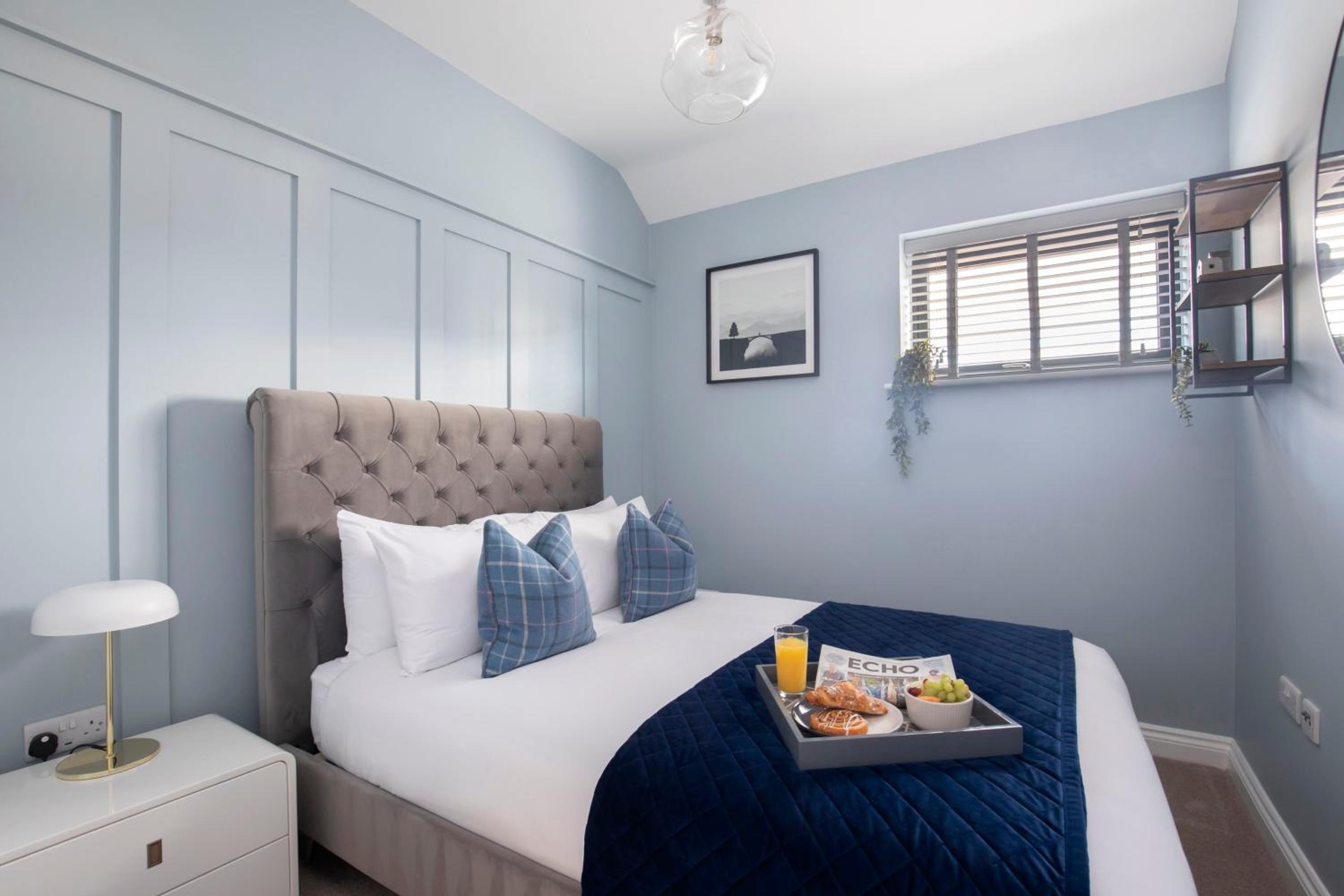 Elliot Oliver - Luxurious Two Bedroom Apartment in The Docks