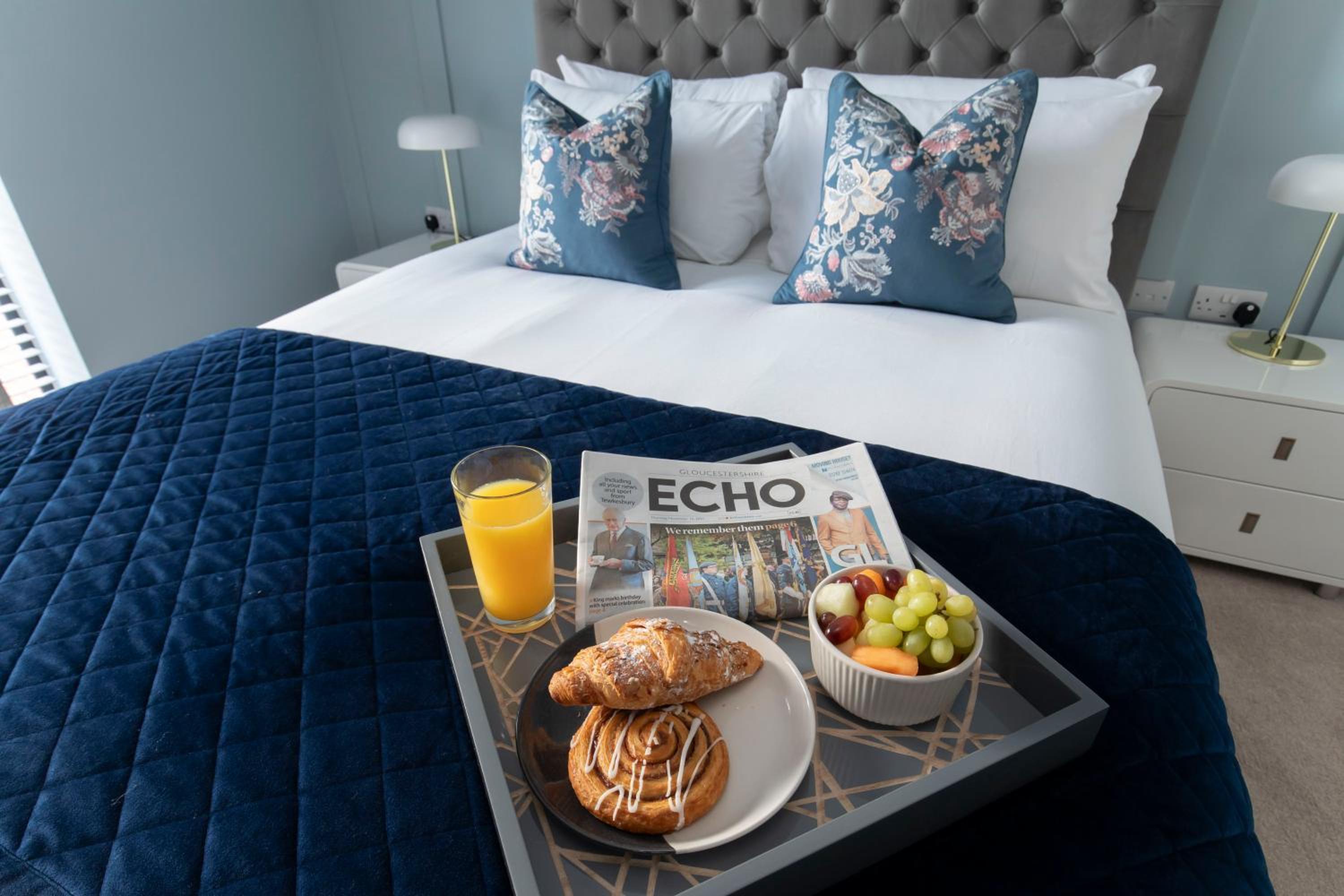 Elliot Oliver - Luxurious Two Bedroom Apartment in The Docks