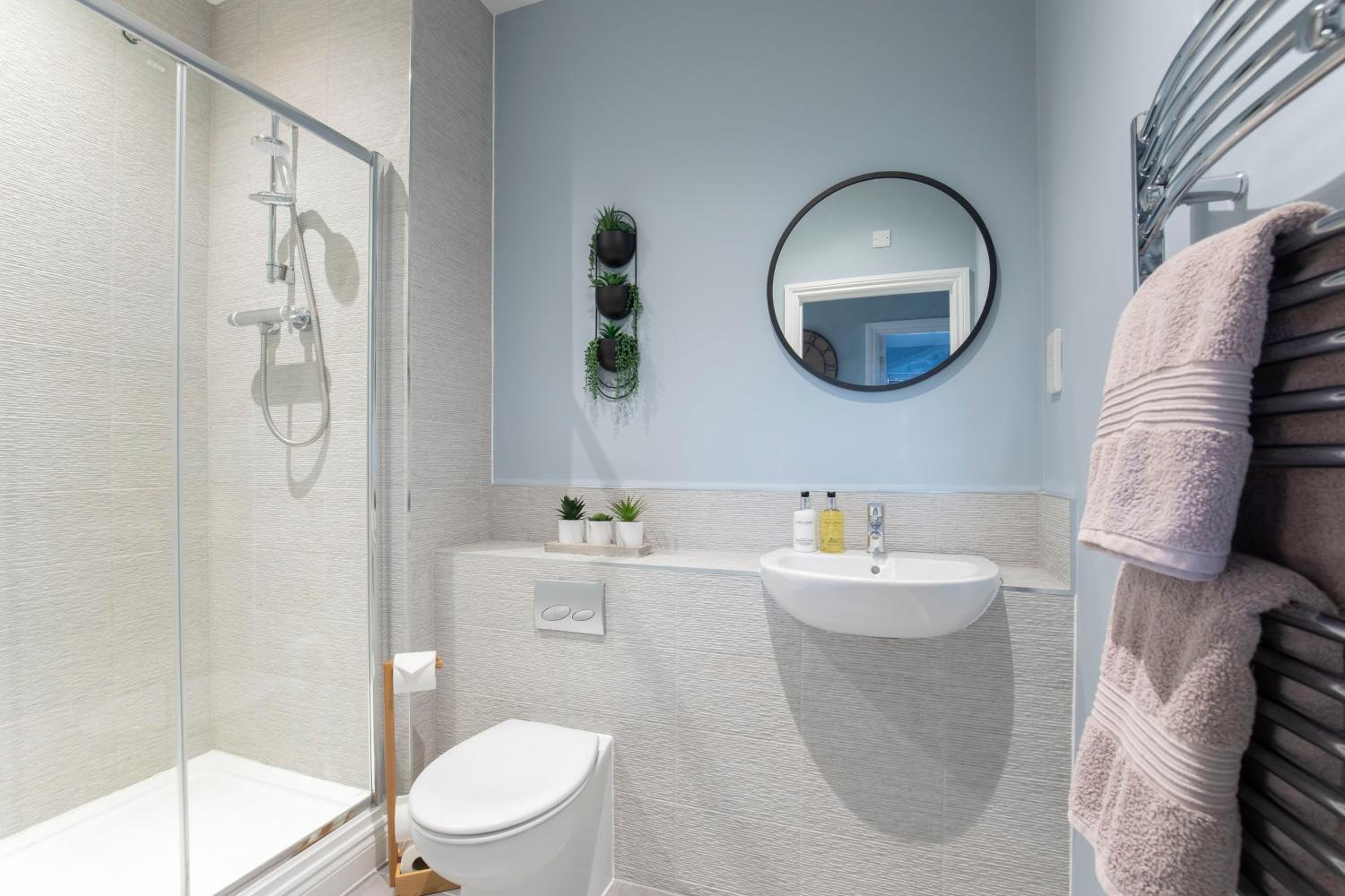 Elliot Oliver - Luxurious Two Bedroom Apartment in The Docks