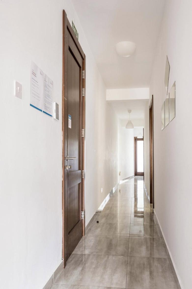 F8 Room 1, Private Double room with private bathroom in shared Flat view 5