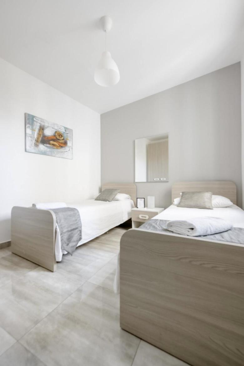 F12 Room 2, Private Room two single beds privated bathroom in shared Flat view 5