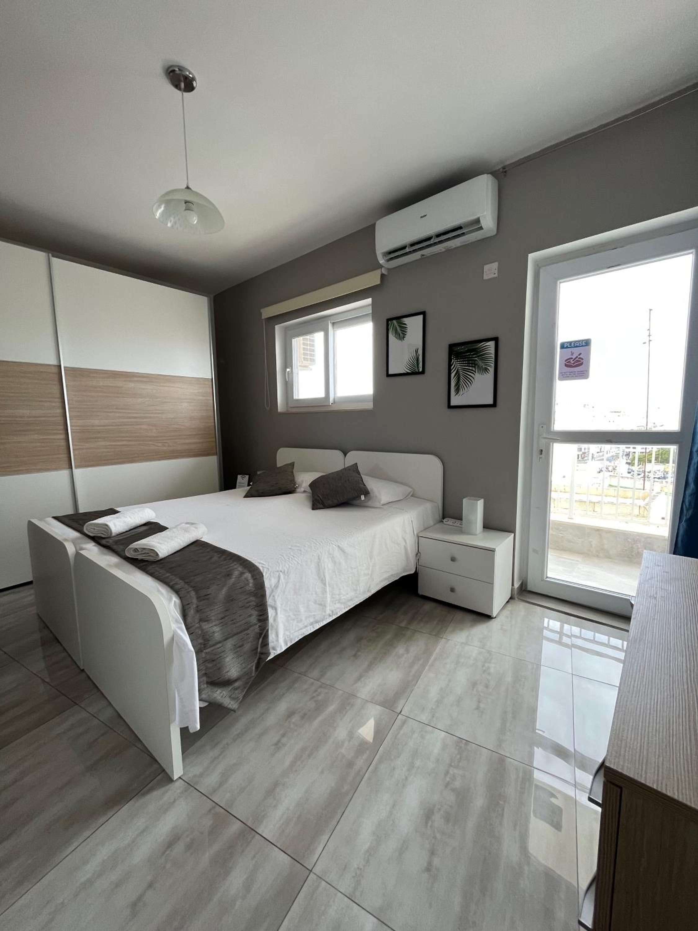 F3 Room 1, Private Double room with private bathroom and balcony