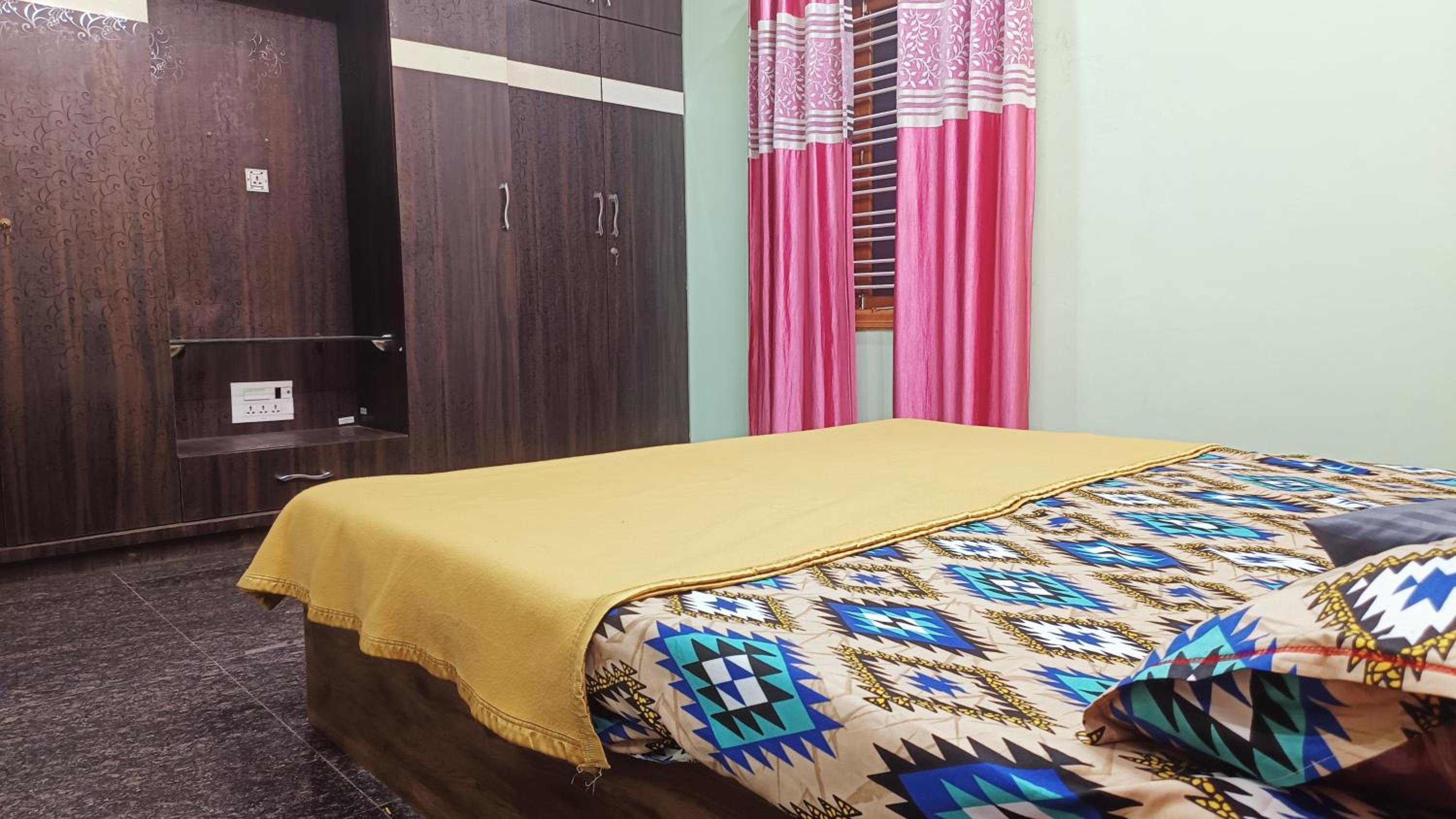 Sahara penthouse family, Stay