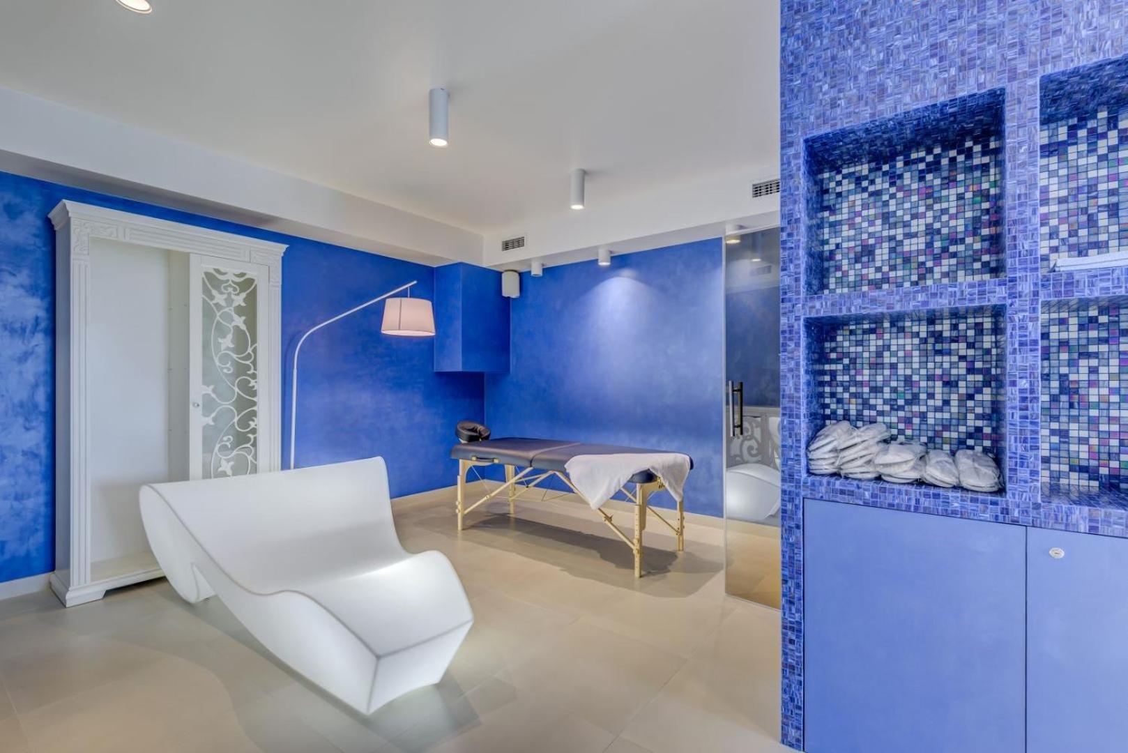 Luxury seafront Villa Castello Rogoznica with heated pool & spa
