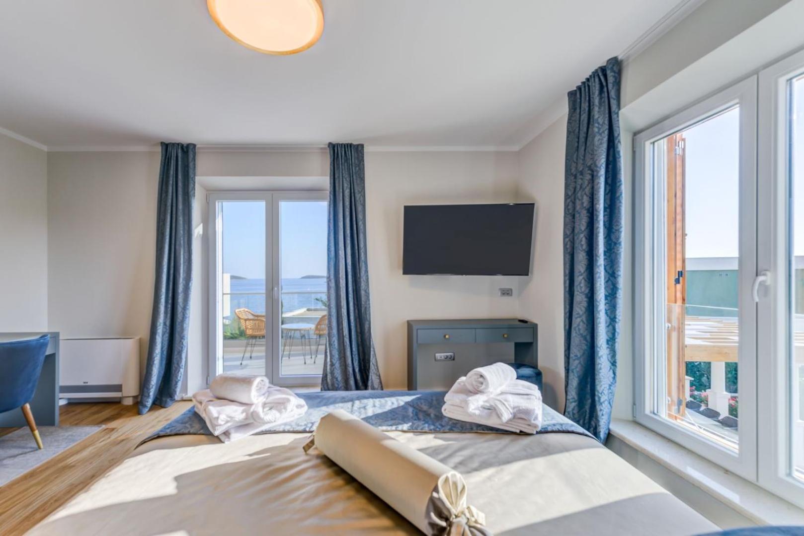 Luxury seafront Villa Castello Rogoznica with heated pool & spa