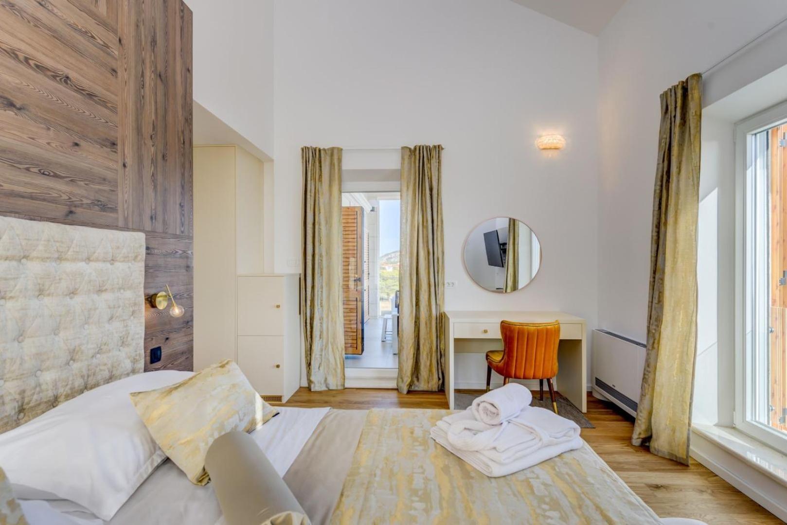 Luxury seafront Villa Castello Rogoznica with heated pool & spa