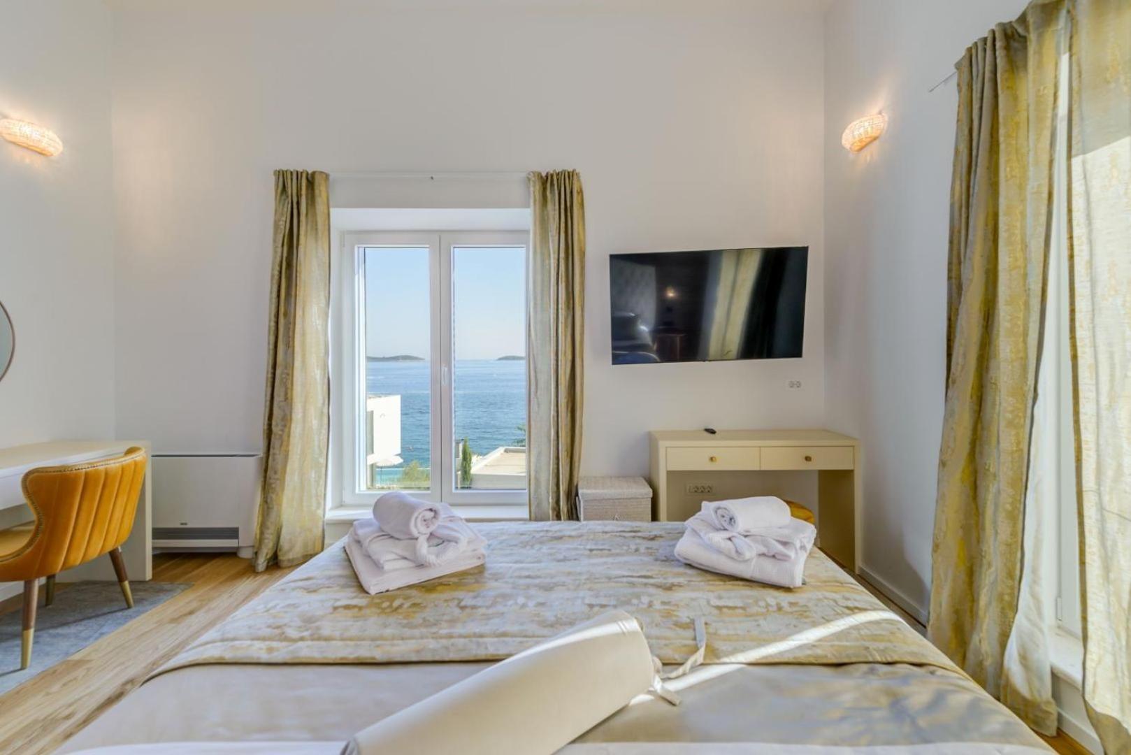 Luxury seafront Villa Castello Rogoznica with heated pool & spa