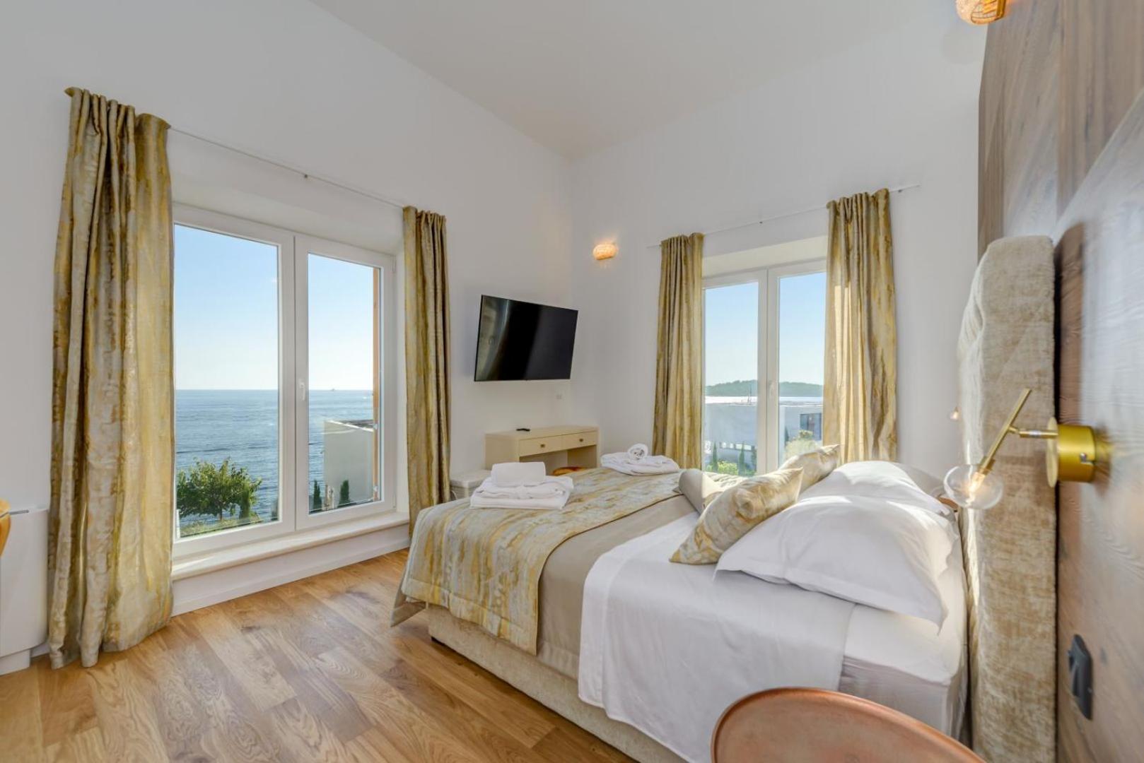 Luxury seafront Villa Castello Rogoznica with heated pool & spa