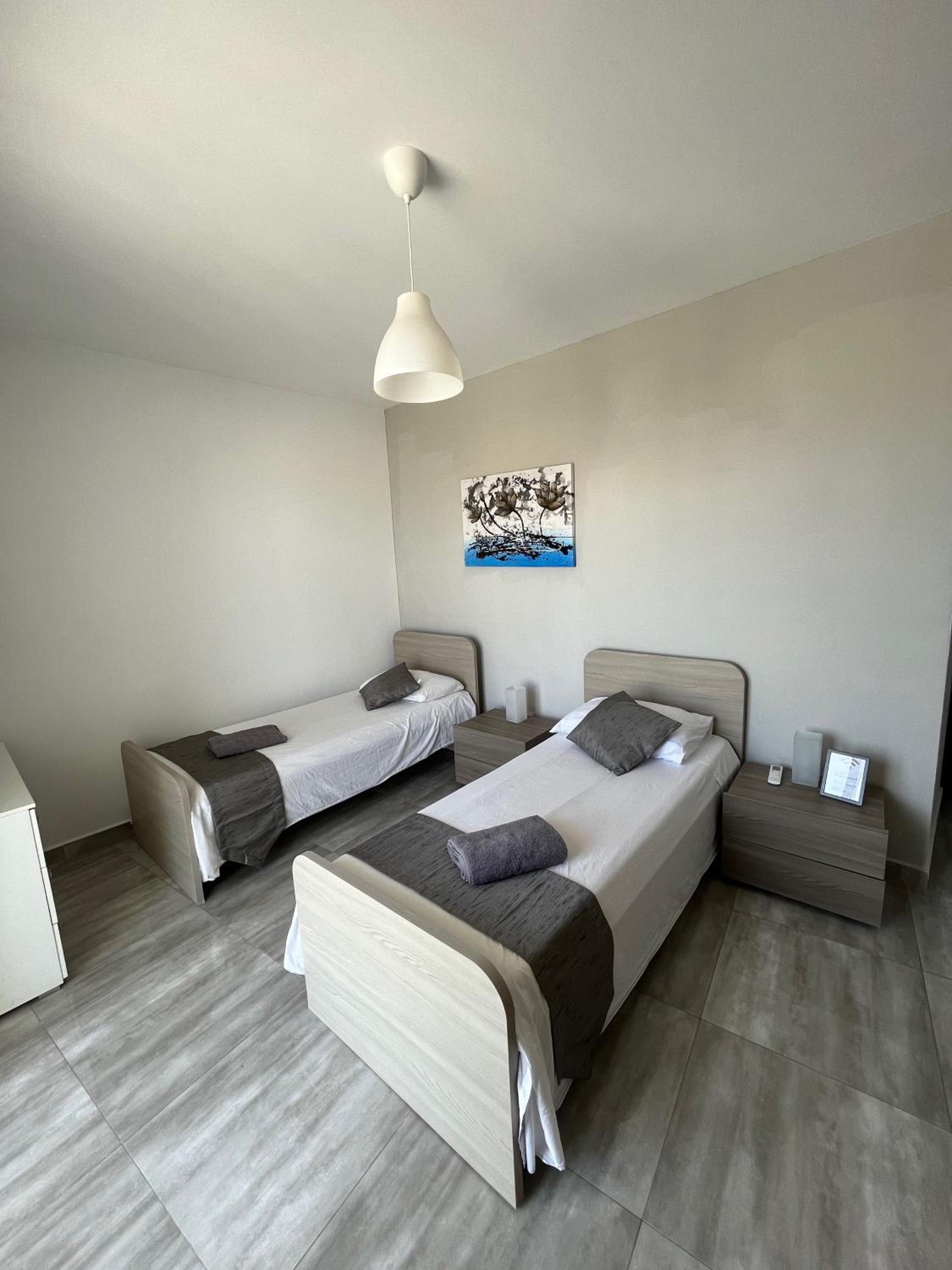 F9 Room 3, Private Room two single beds with shared bathroom in shared Flat