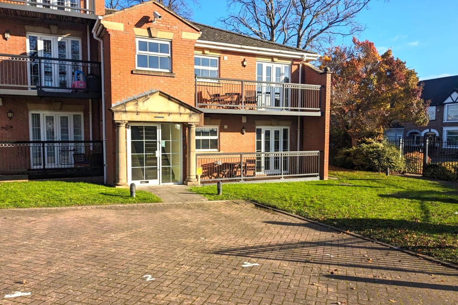 Superb Modern Apartment, FREE Secure Parking!