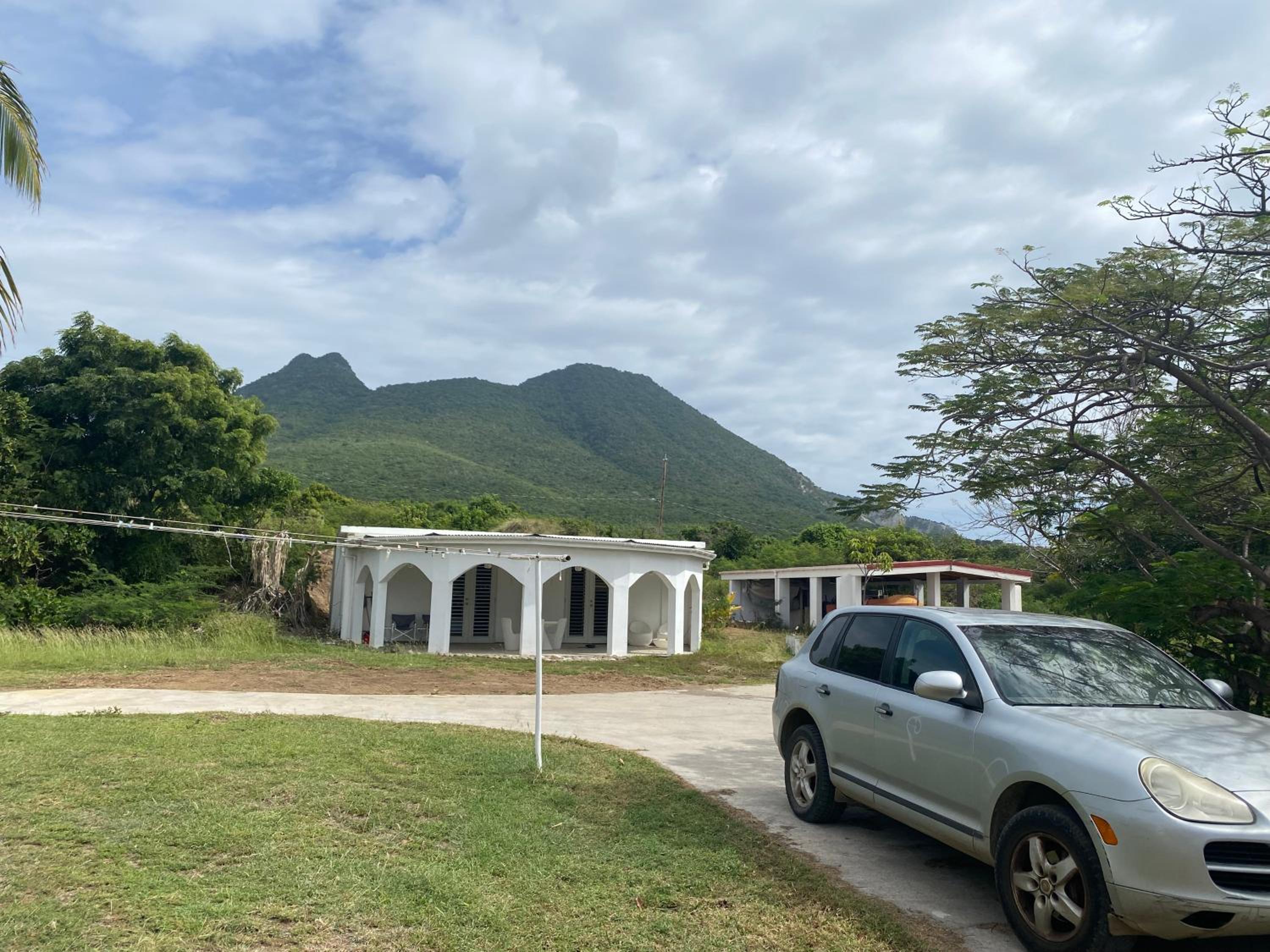 The Beach House and 2 appartments for full or separate rental, all with pool and private beach