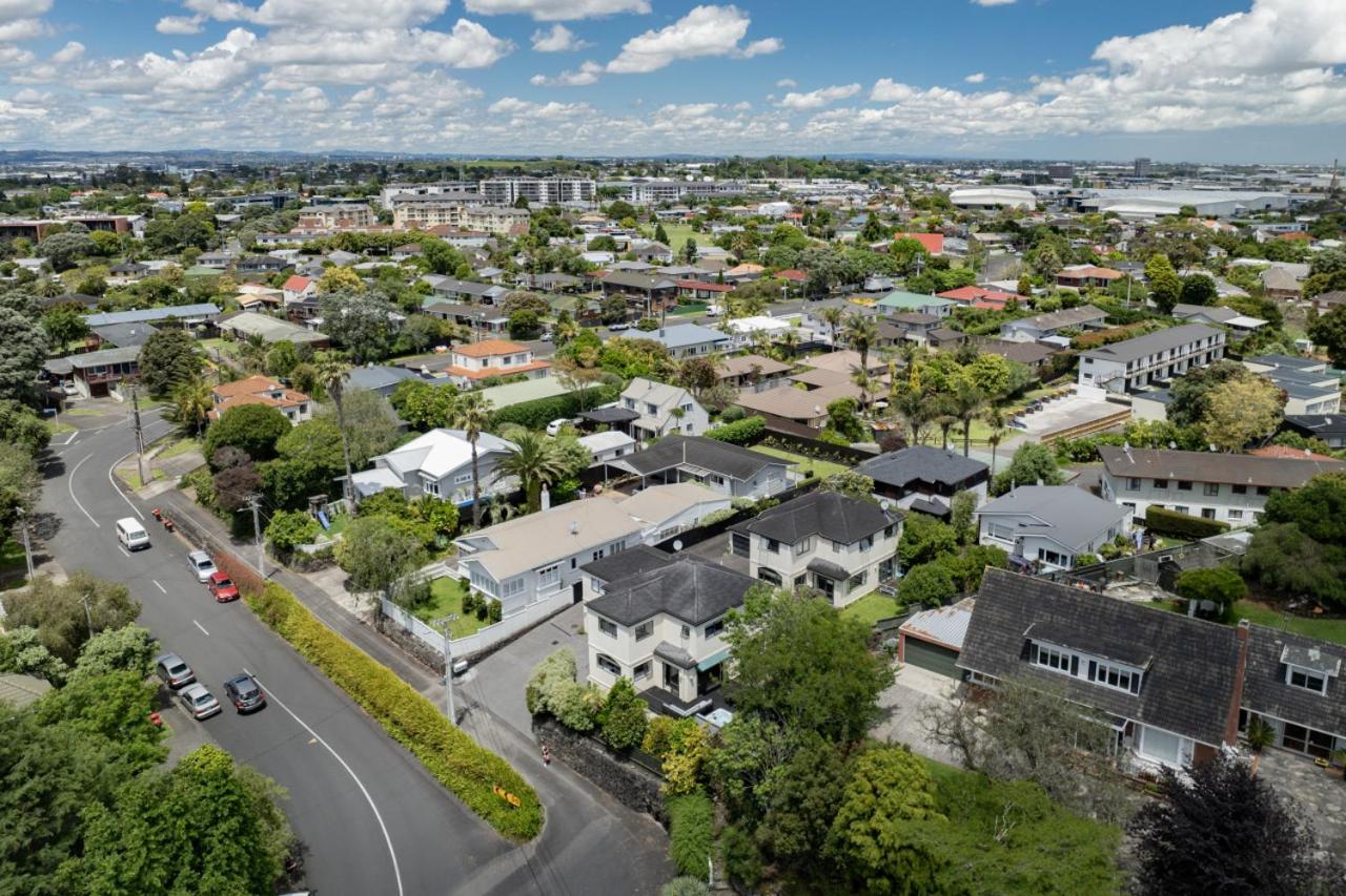 Spa, Movies, Pool table, Table tennis in Ellerslie! view 5