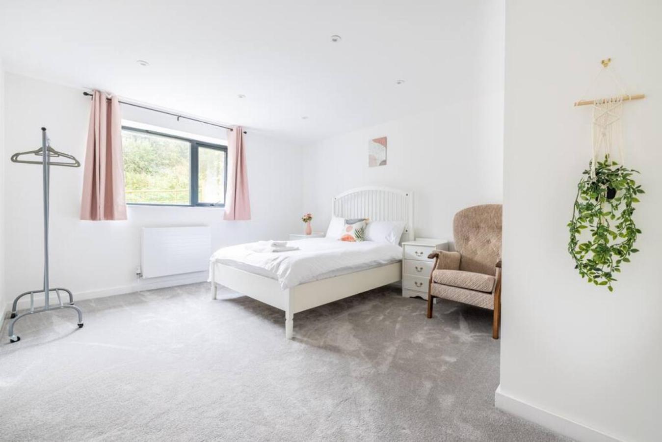 H4-Free Parking-4BR-3BA-Sleeps8 view 5