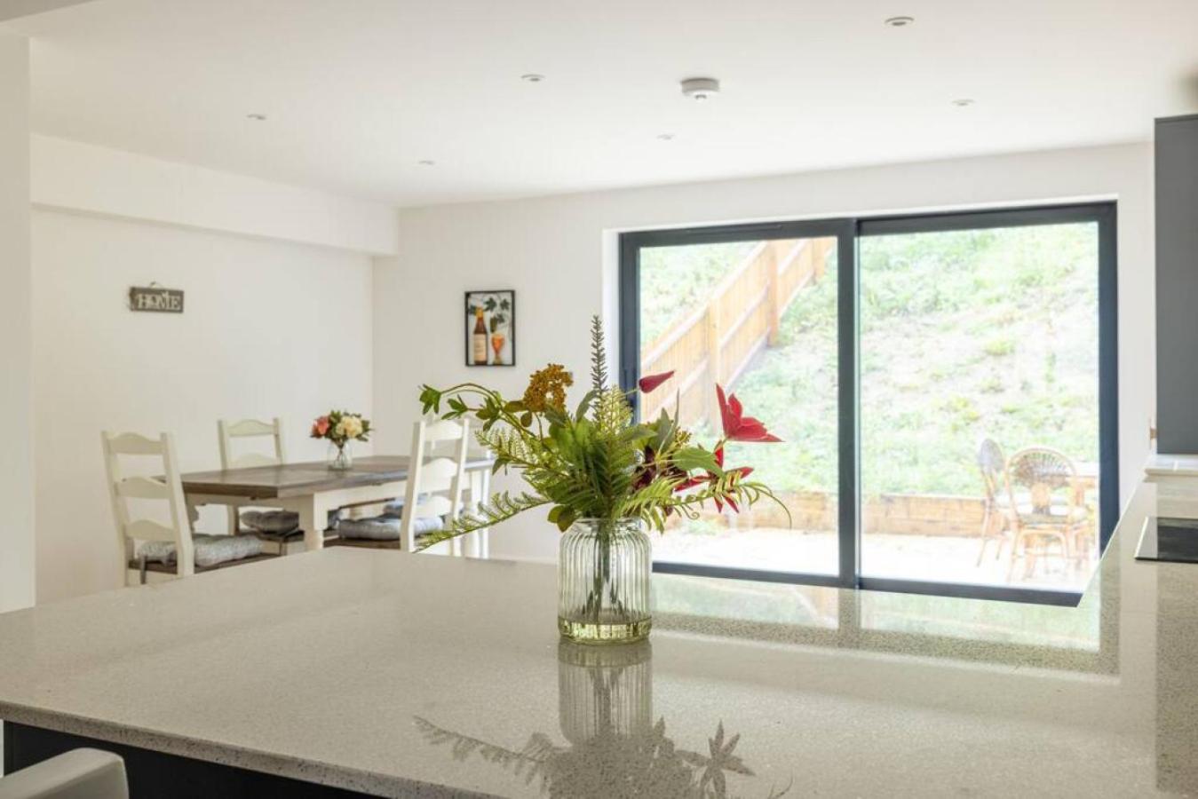 H4-Free Parking-4BR-3BA-Sleeps8 view 4