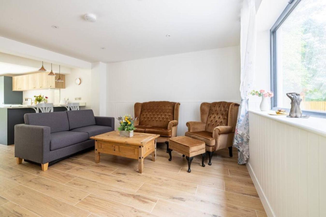 H4-Free Parking-4BR-3BA-Sleeps8 view 2