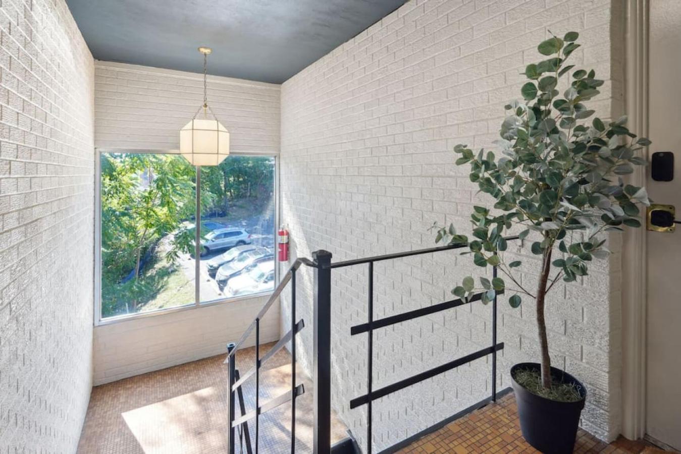 Boutique Flats on Fort Scott Drive -1BR exec suites, free parking