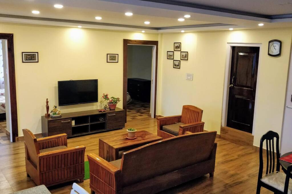 Roseville (Entire Apartment) view 2