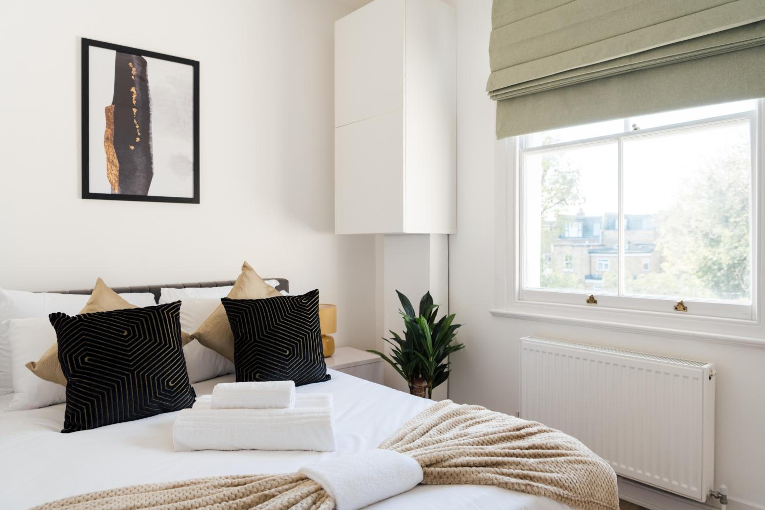 Stunning & Stylish 2 Bed Flat in West London