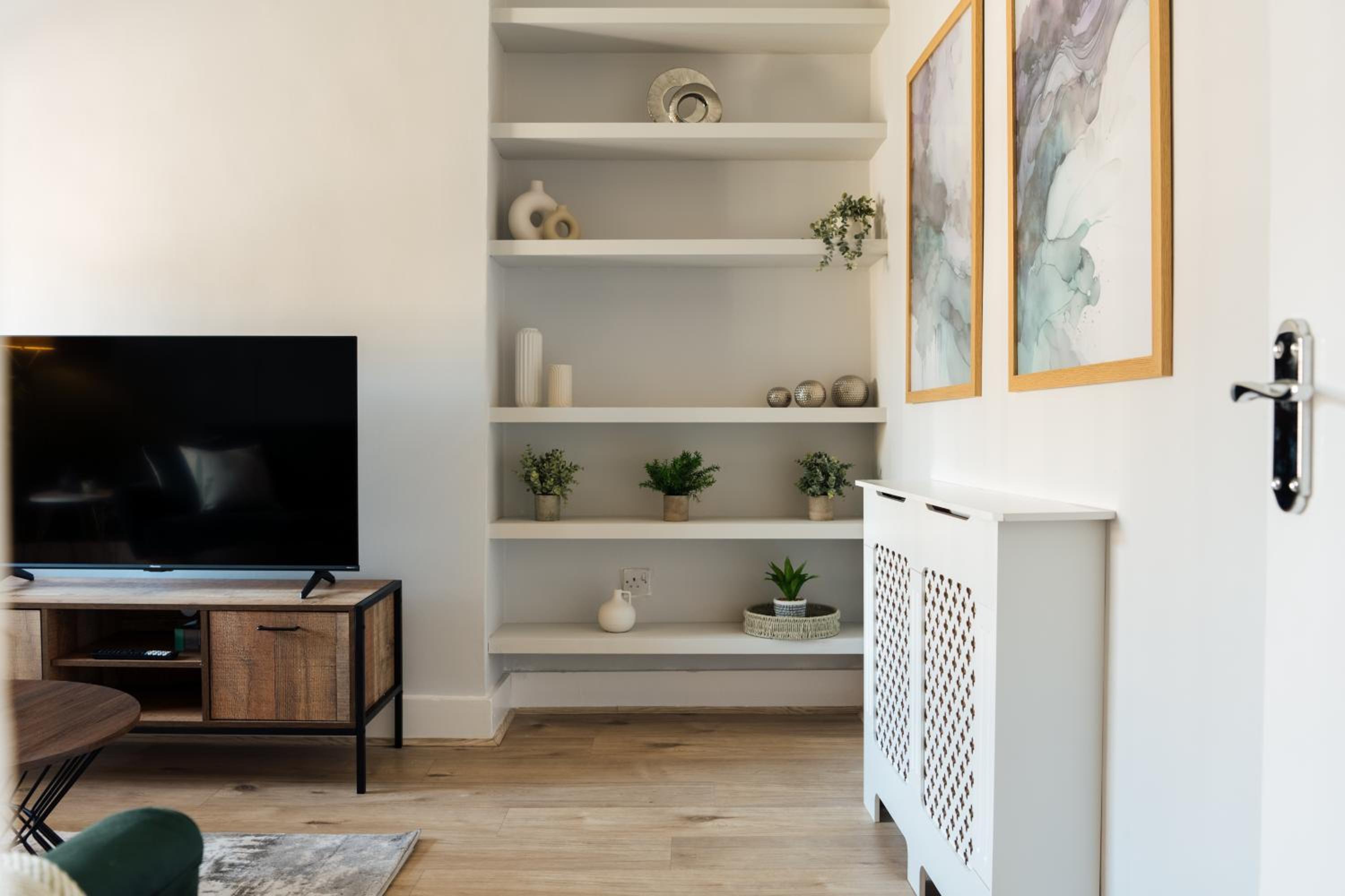 Stunning & Stylish 2 Bed Flat in West London