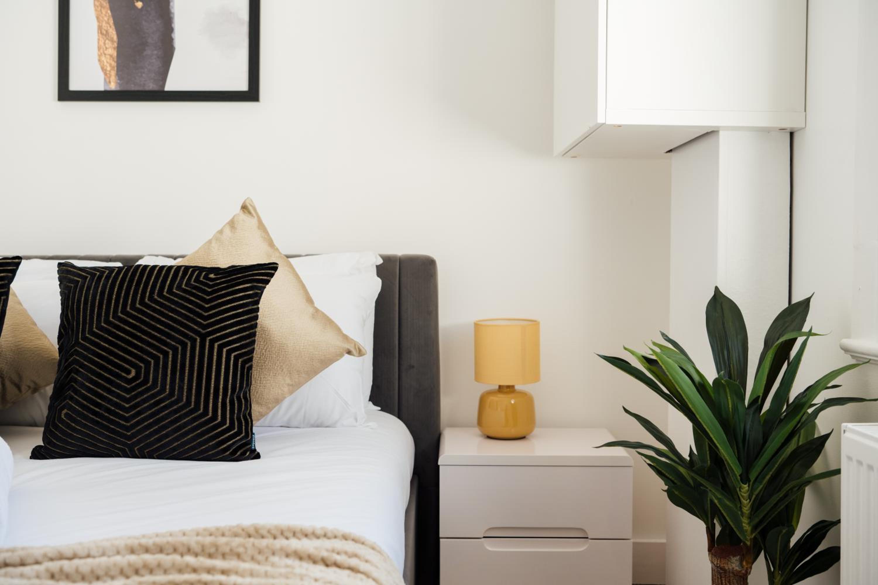 Stunning & Stylish 2 Bed Flat in West London