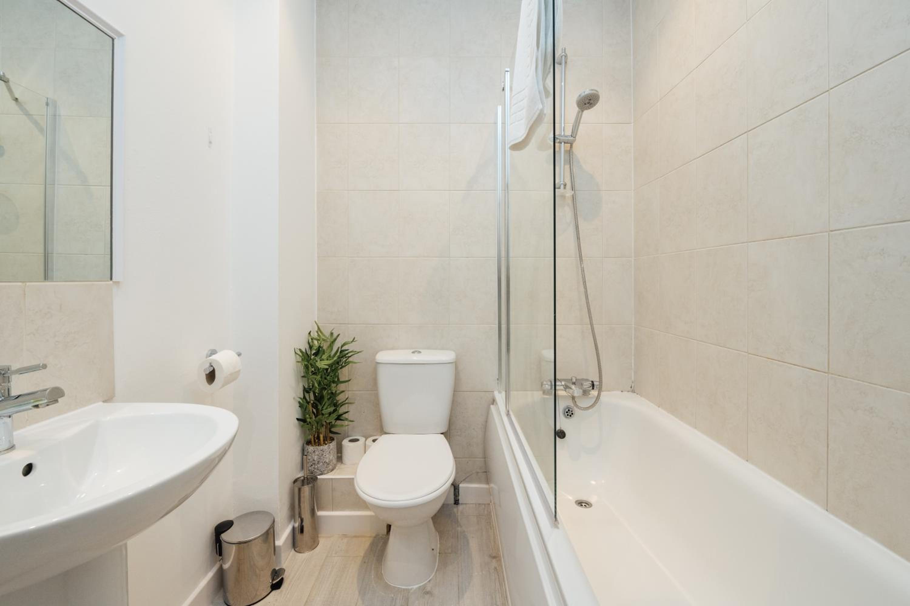 Stunning & Stylish 2 Bed Flat in West London