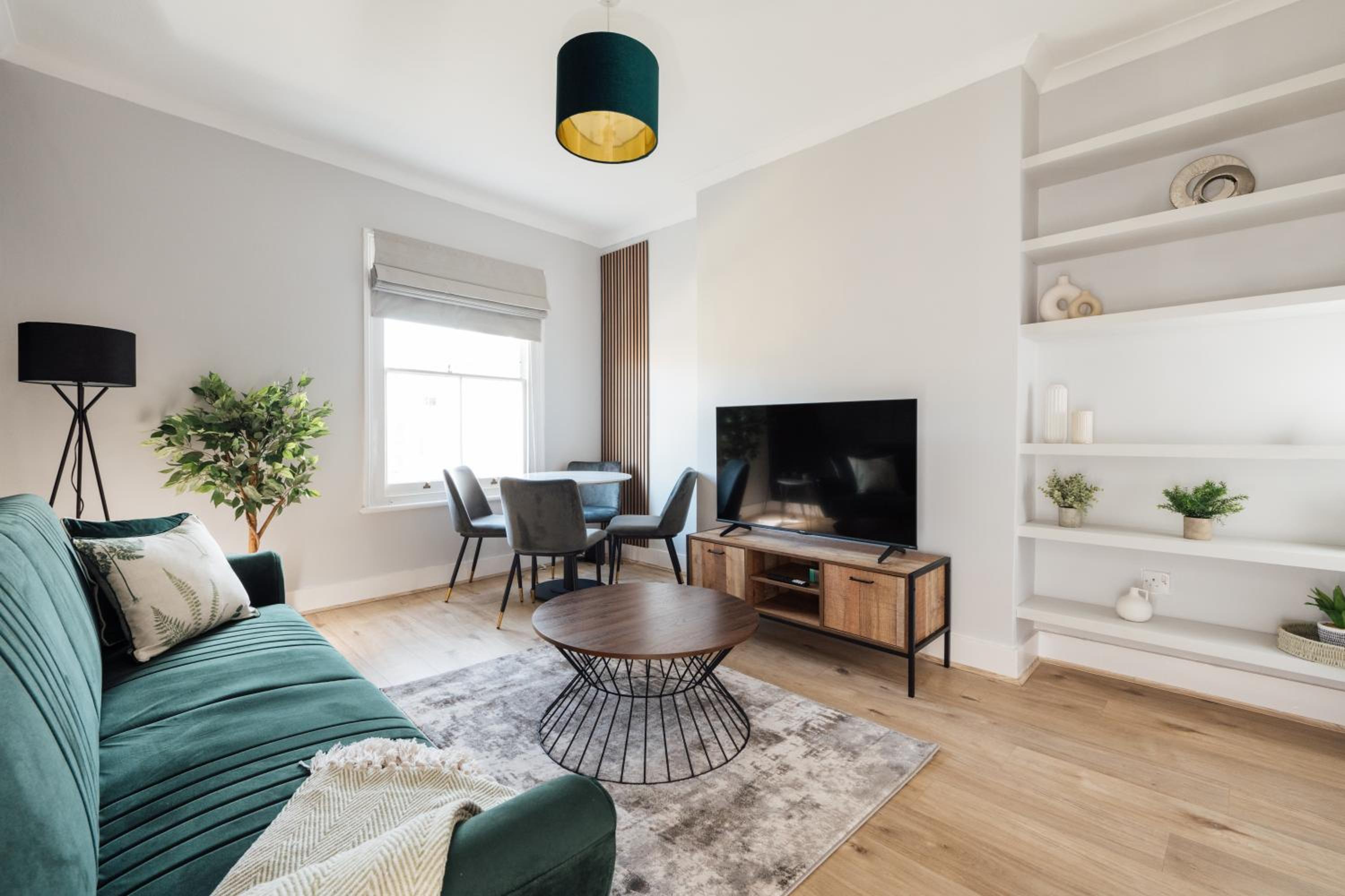 Stunning & Stylish 2 Bed Flat in West London