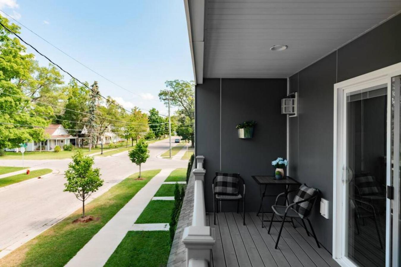 Neon Nest 3BR Townhome Near Downtown Beach and Wineries view 5