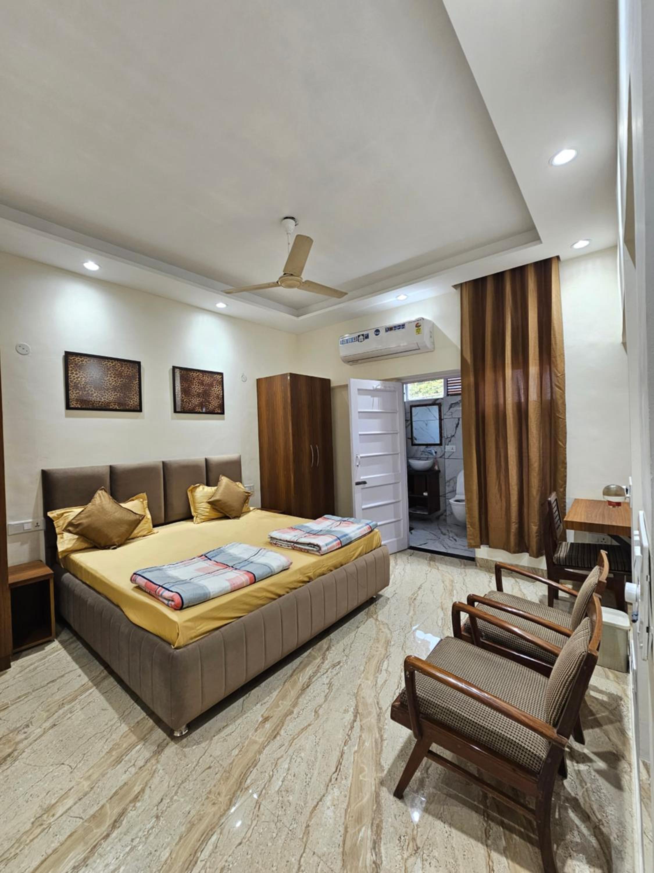 Ankhi's Villa with Parking