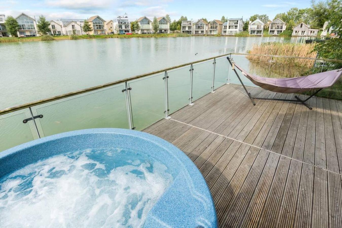 Skylark Lodge HM24 HOT TUB Lakeside Spa view 3