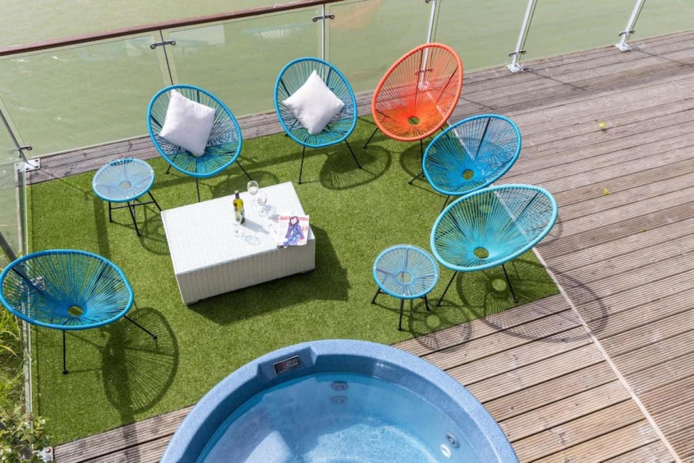Skylark Lodge HM24 HOT TUB Lakeside Spa view 4