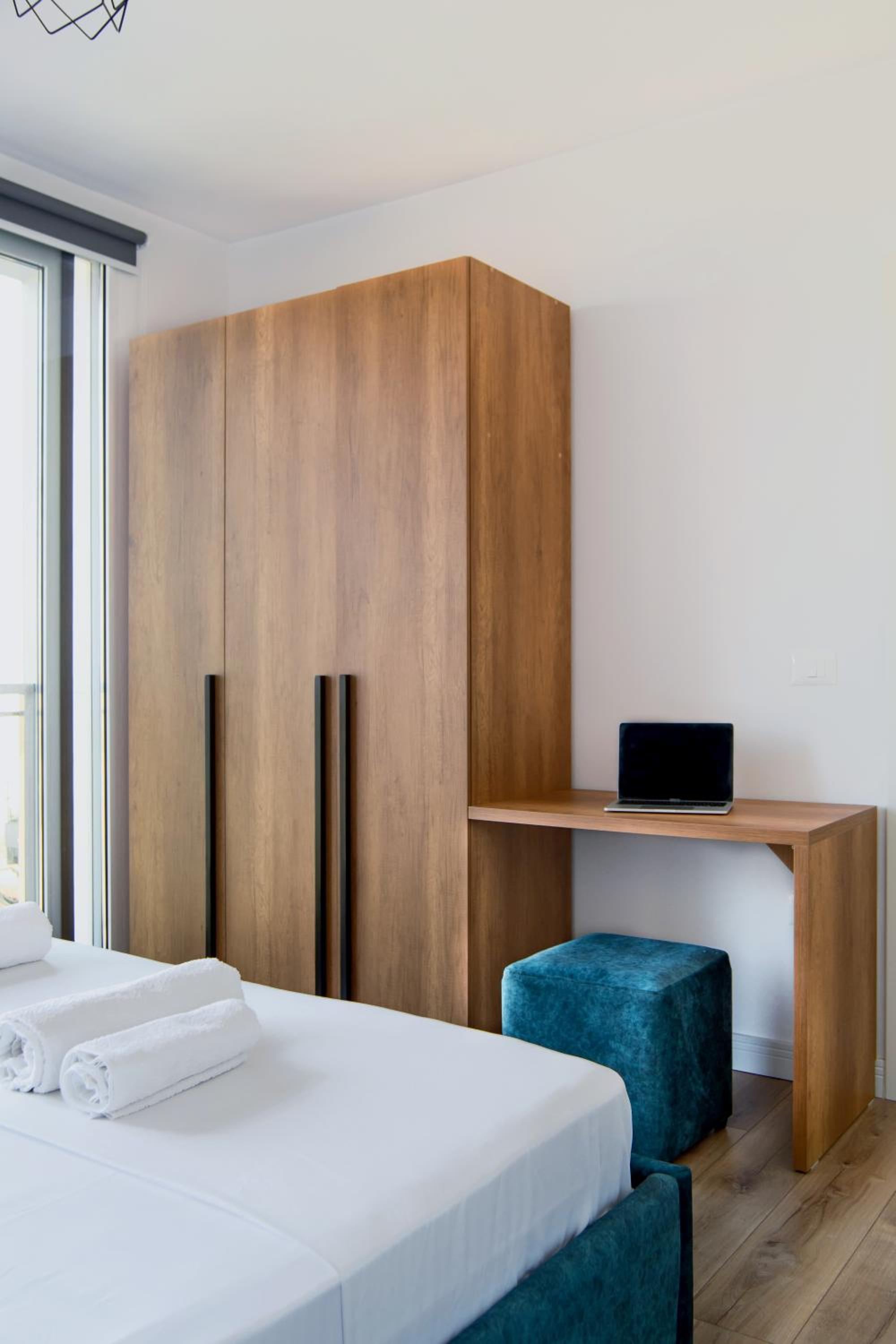Urban Serenity City Skyline View Apartment 1