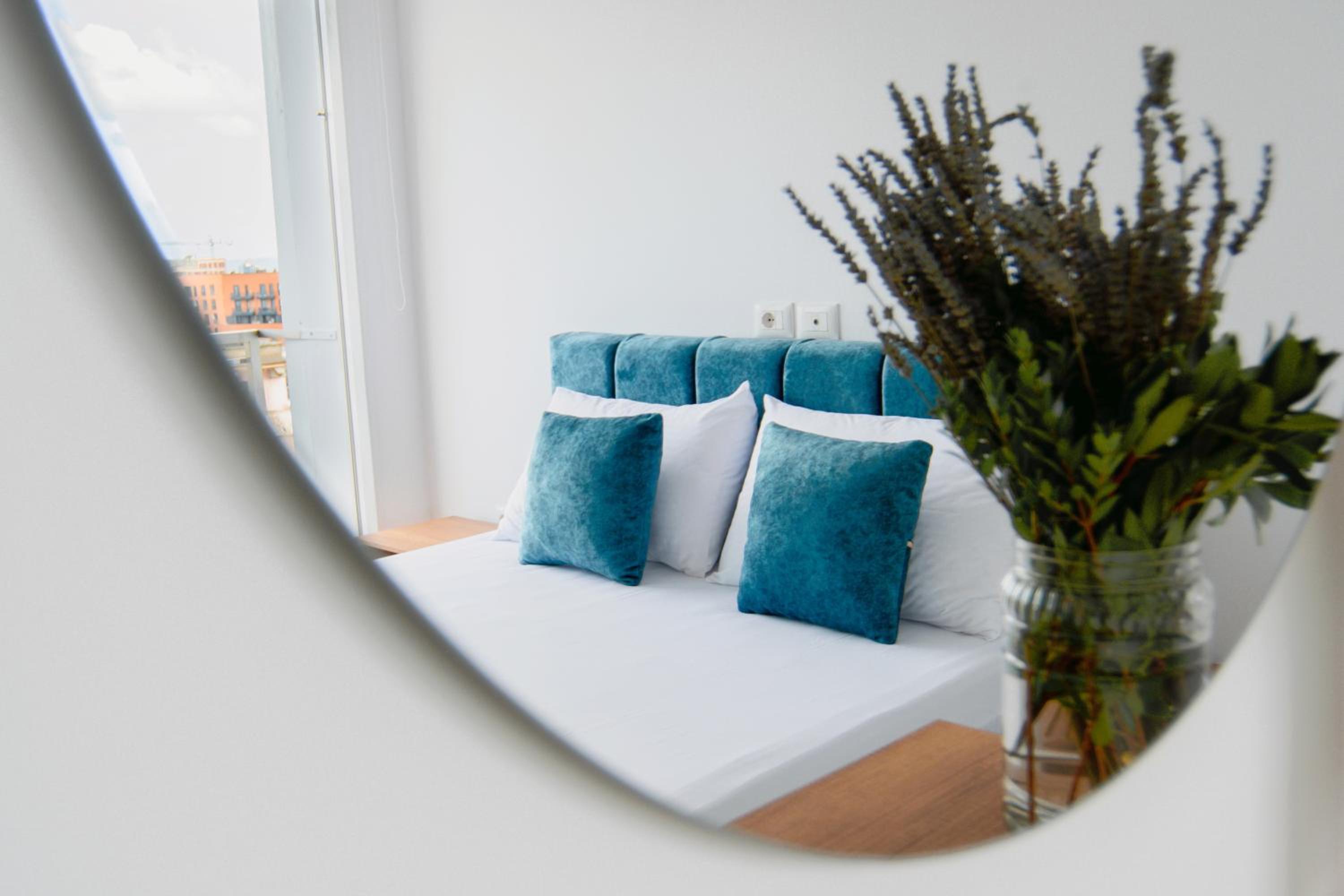 Urban Serenity City Skyline View Apartment 1