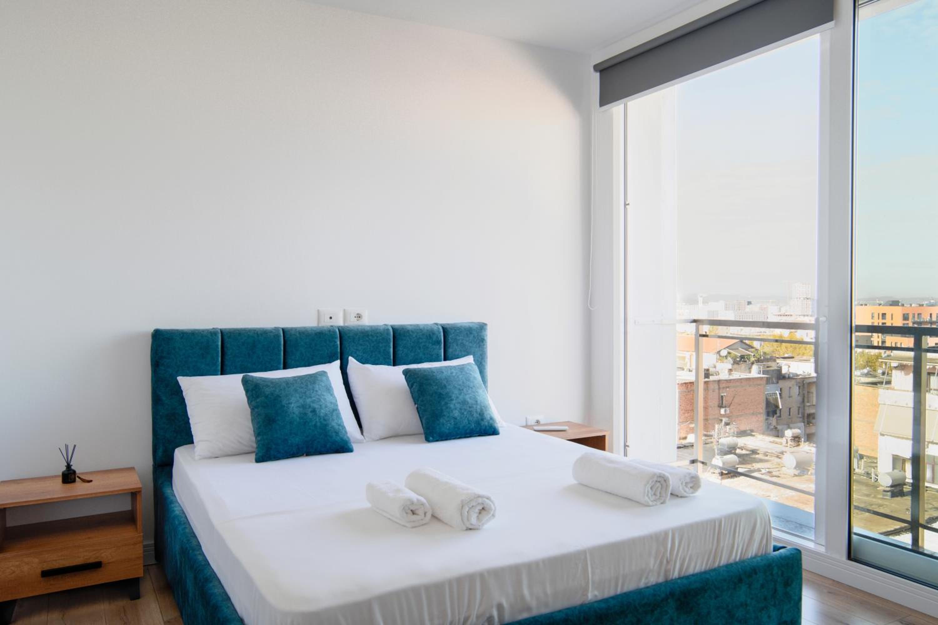 Urban Serenity City Skyline View Apartment 1