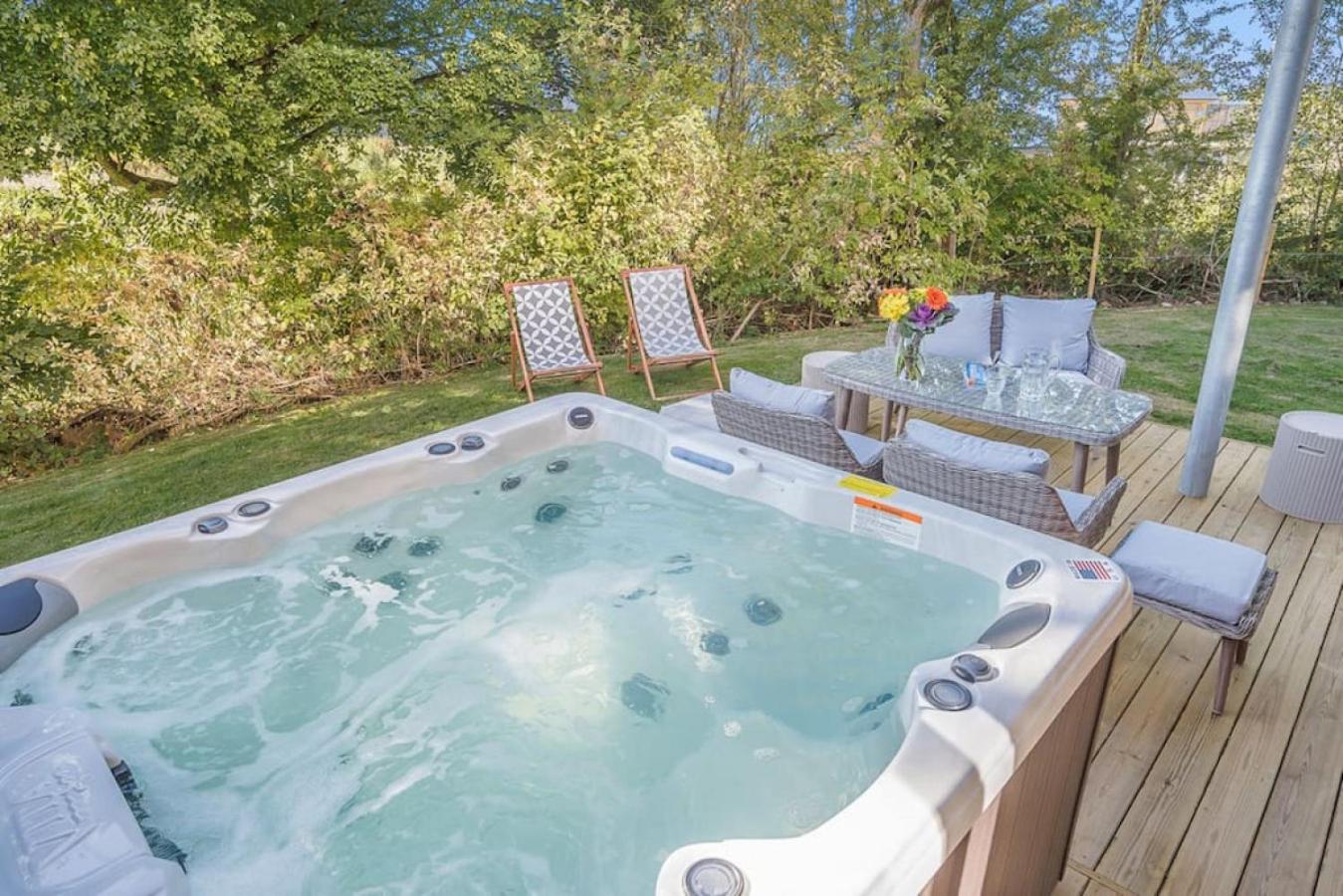 Natures Retreat HM99 HOT TUB Lakeside Spa view 2