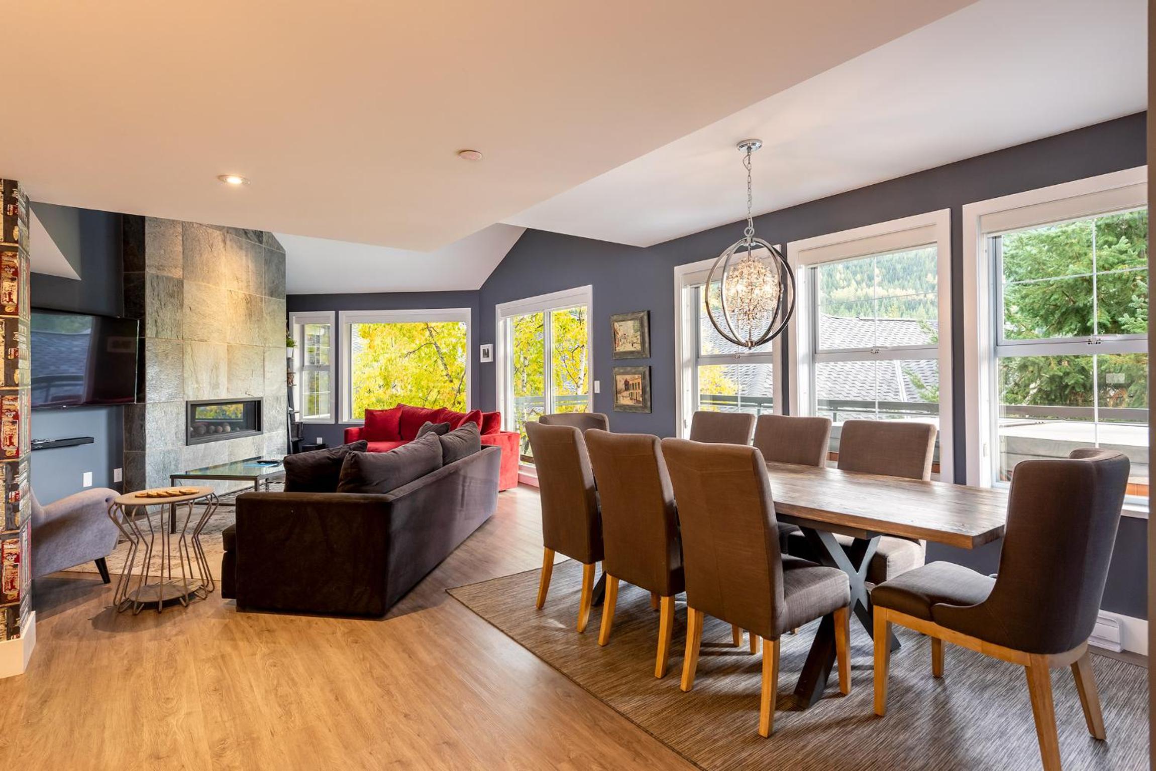 Renovated Lynx Property - Spacious 4 bedroom with private balcony and hot tub!