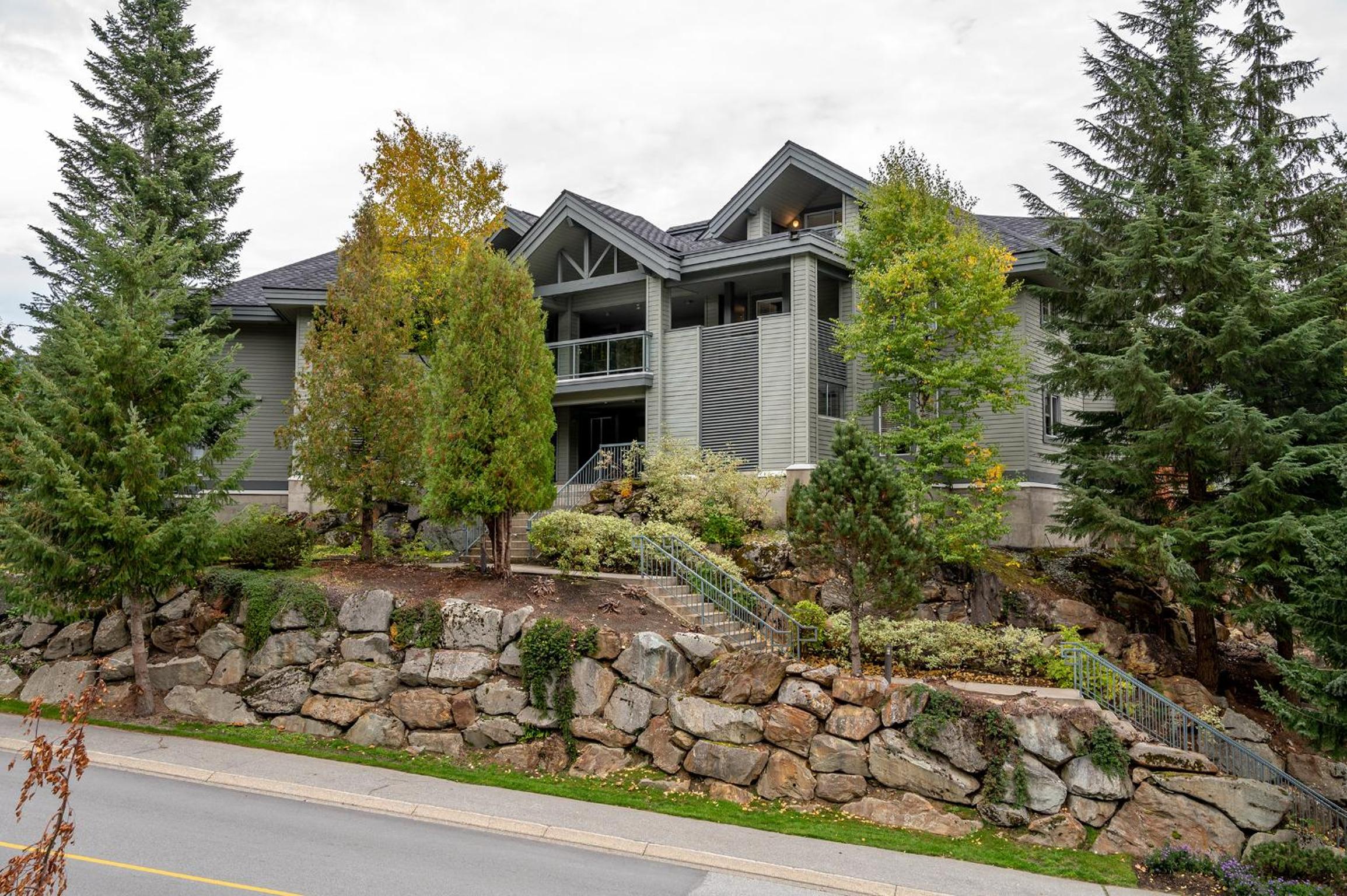 Renovated Lynx Property - Spacious 4 bedroom with private balcony and hot tub!