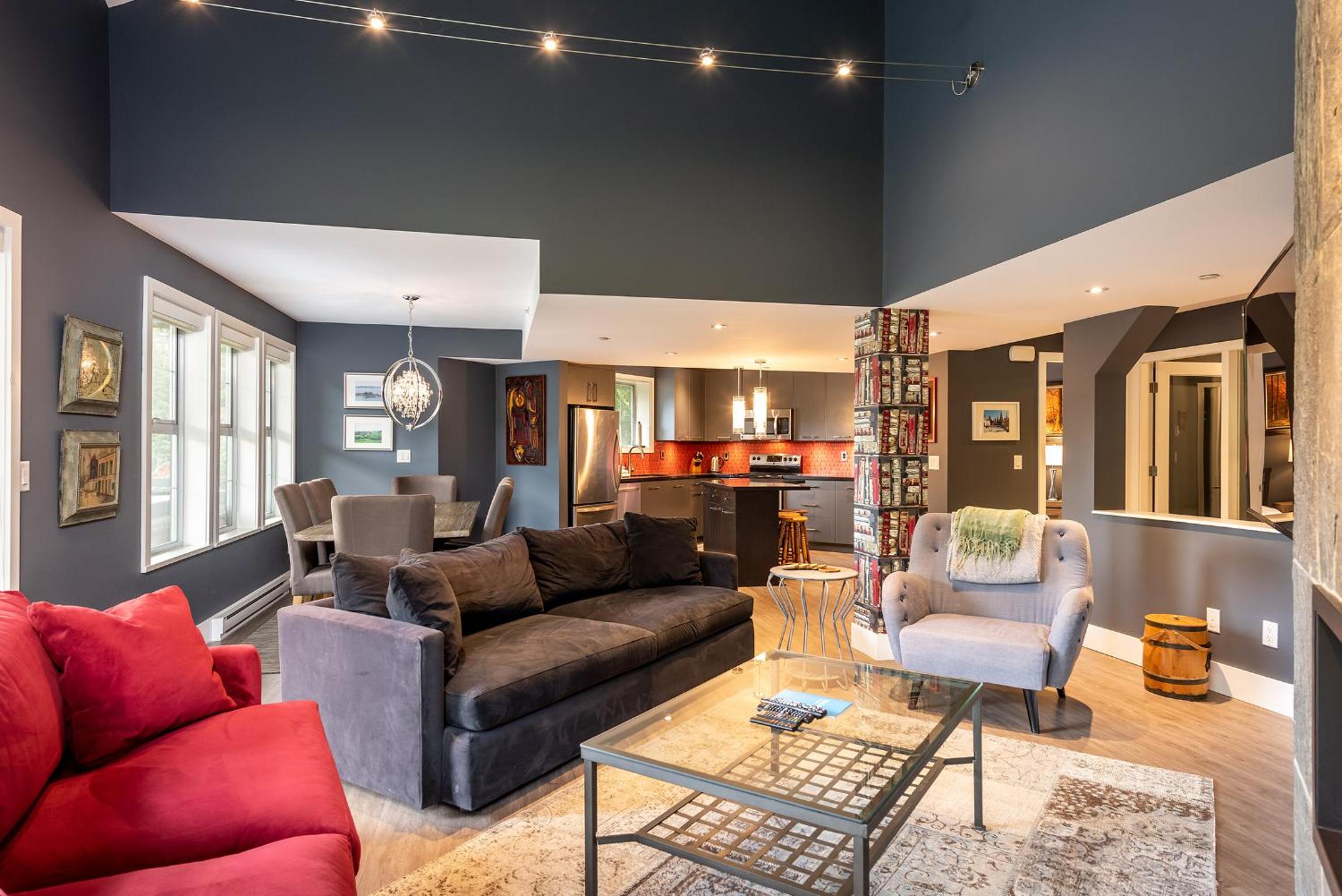 Renovated Lynx Property - Spacious 4 bedroom with private balcony and hot tub!