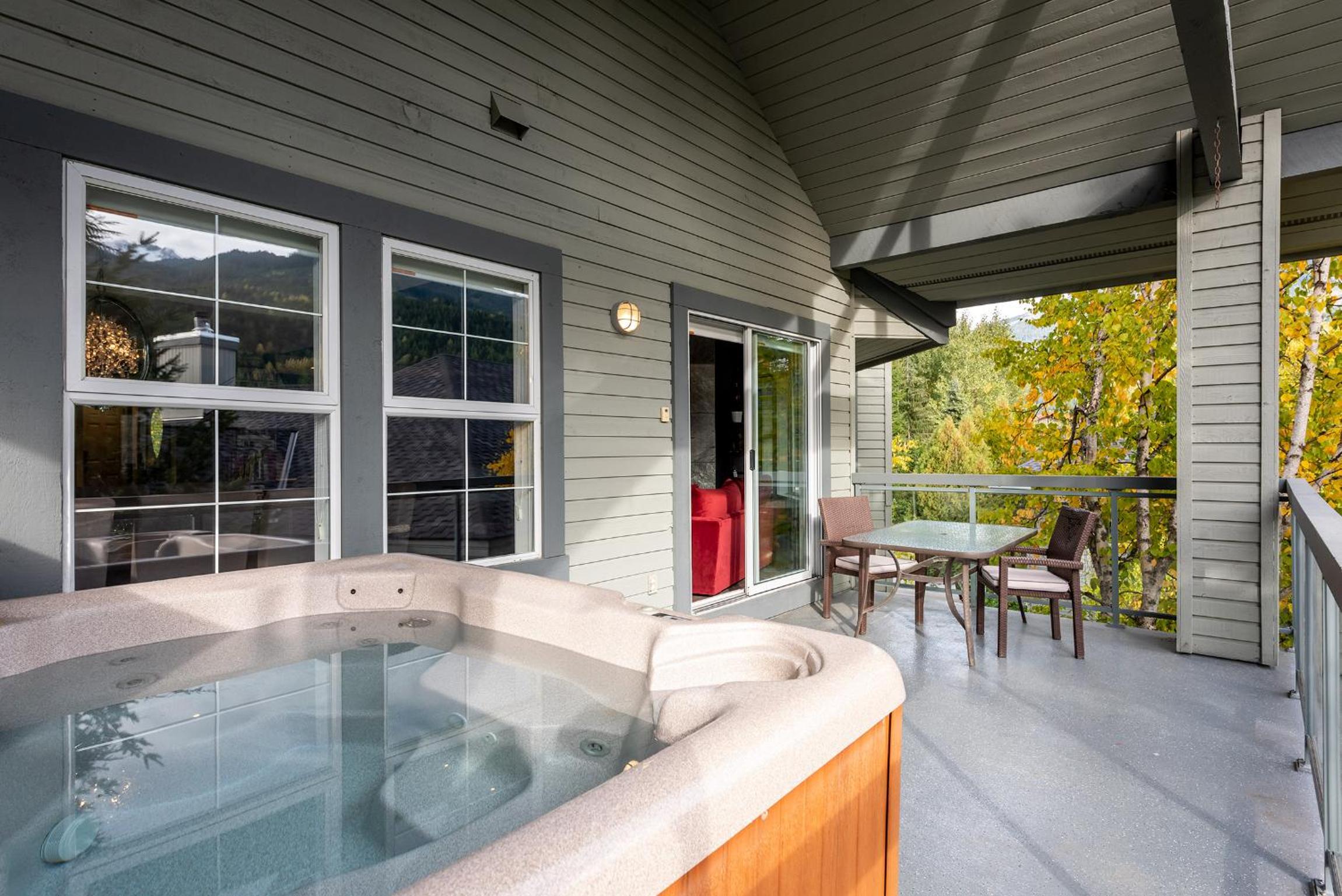 Renovated Lynx Property - Spacious 4 bedroom with private balcony and hot tub!