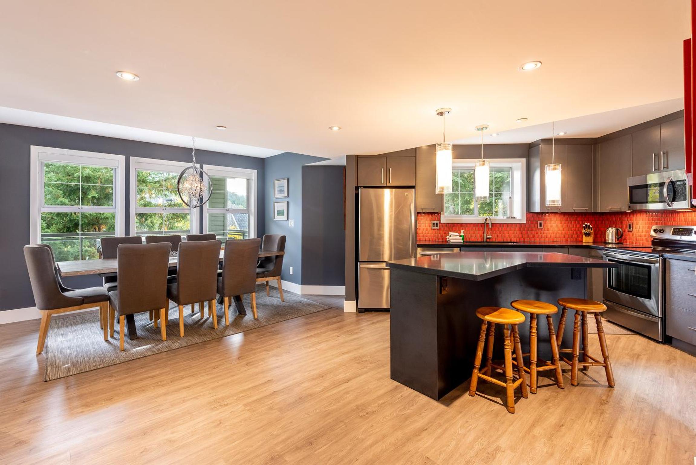Renovated Lynx Property - Spacious 4 bedroom with private balcony and hot tub!