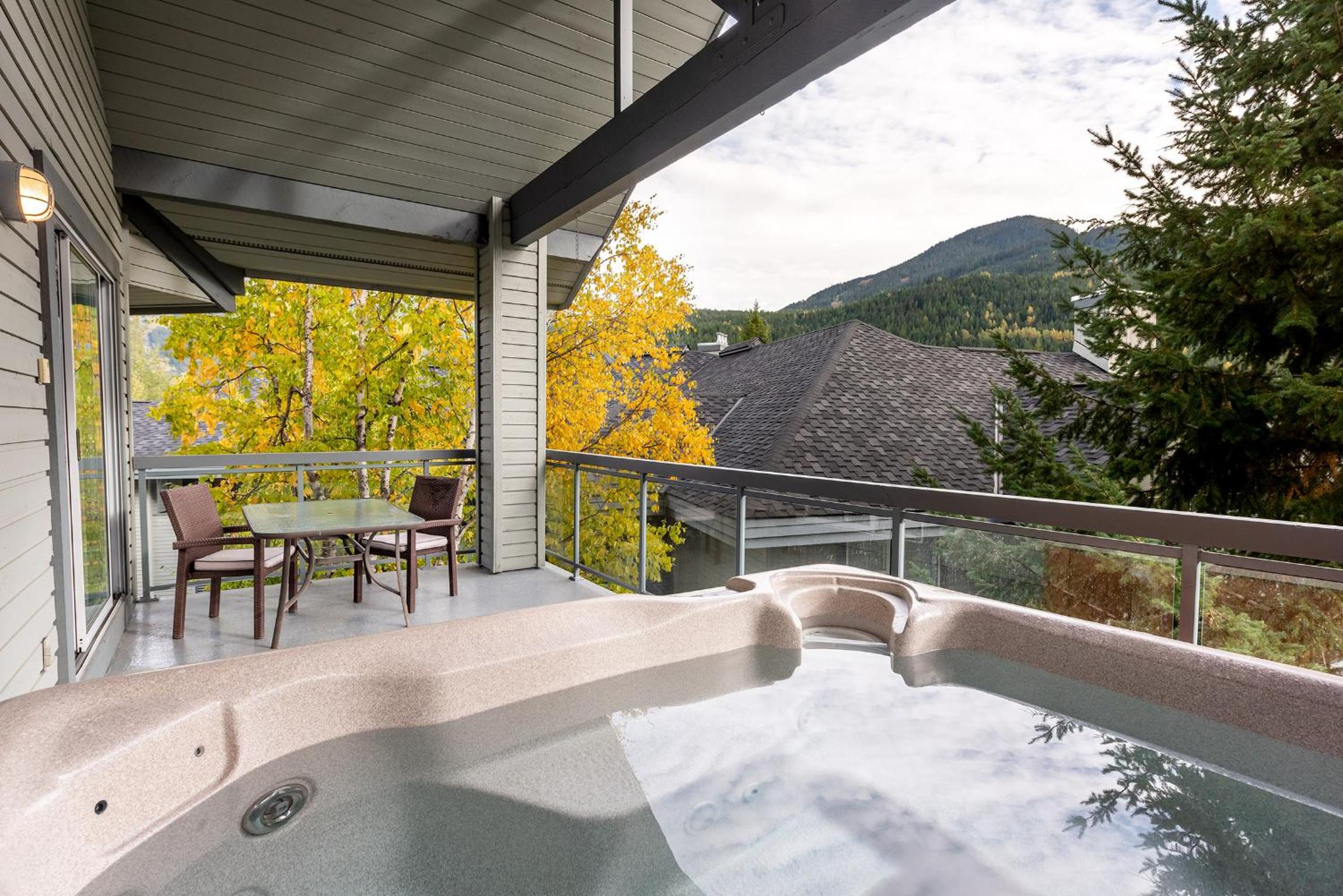 Renovated Lynx Property - Spacious 4 bedroom with private balcony and hot tub!