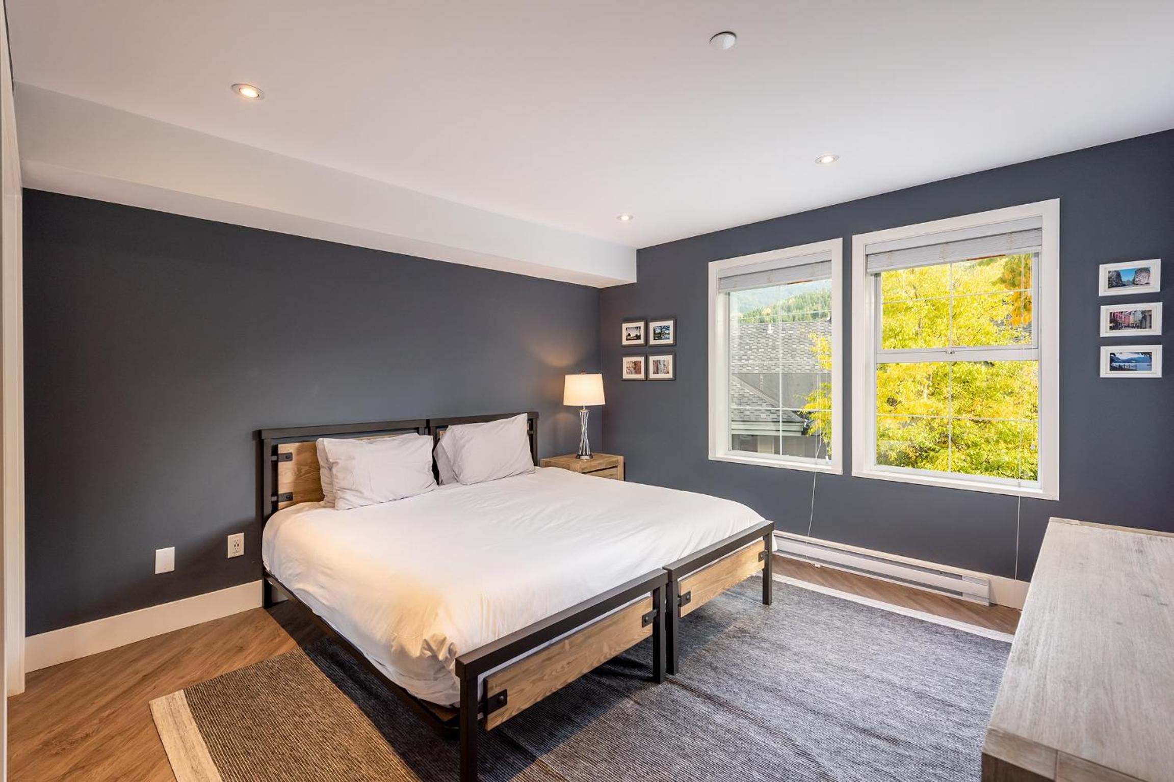 Renovated Lynx Property - Spacious 4 bedroom with private balcony and hot tub!