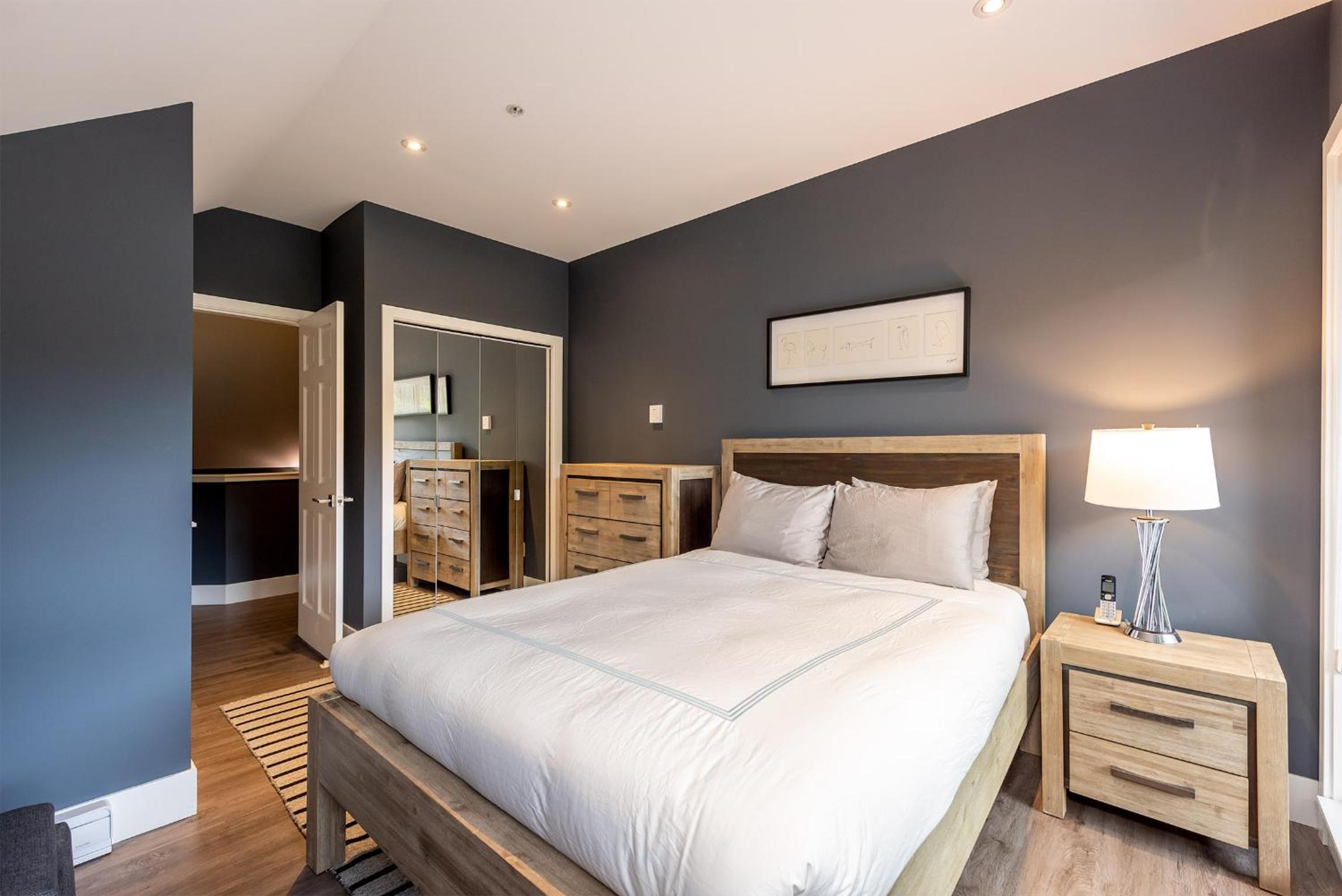 Renovated Lynx Property - Spacious 4 bedroom with private balcony and hot tub!
