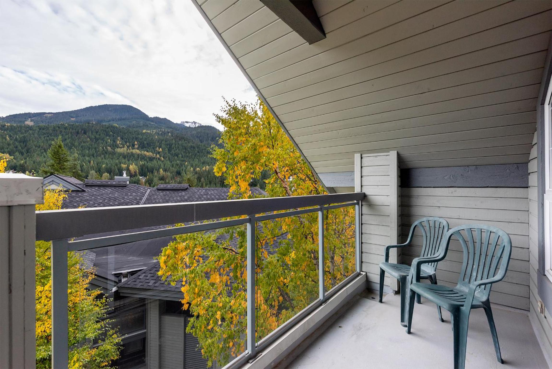 Renovated Lynx Property - Spacious 4 bedroom with private balcony and hot tub!
