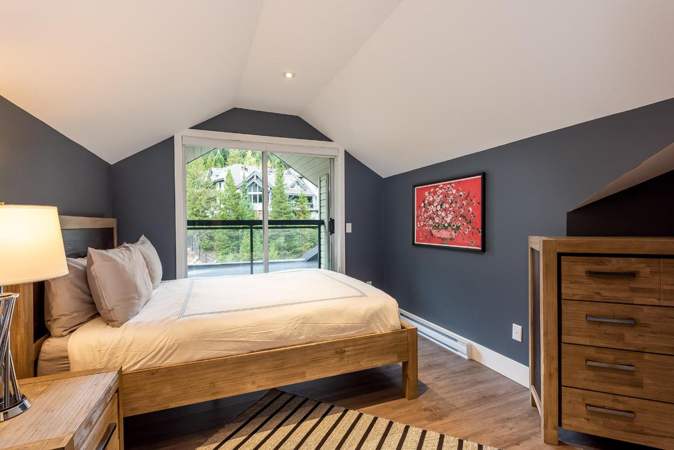 Renovated Lynx Property - Spacious 4 bedroom with private balcony and hot tub!