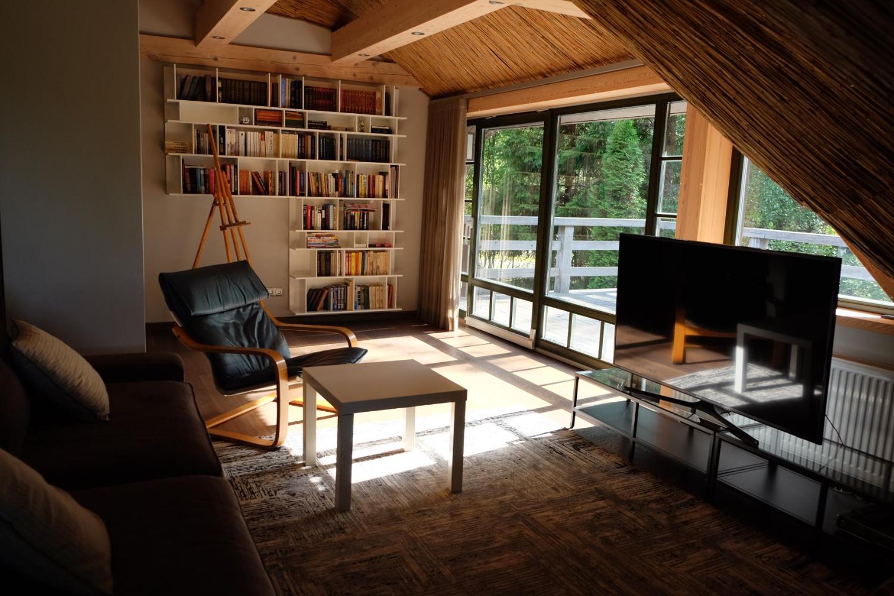 SVILPJI Lakeside Retreat House in a Forest with all commodities view 4